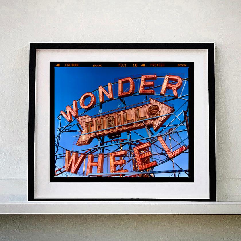 Thrills, Coney Island, New York – Farb Typografiefotografie-Fotografie im Angebot 2