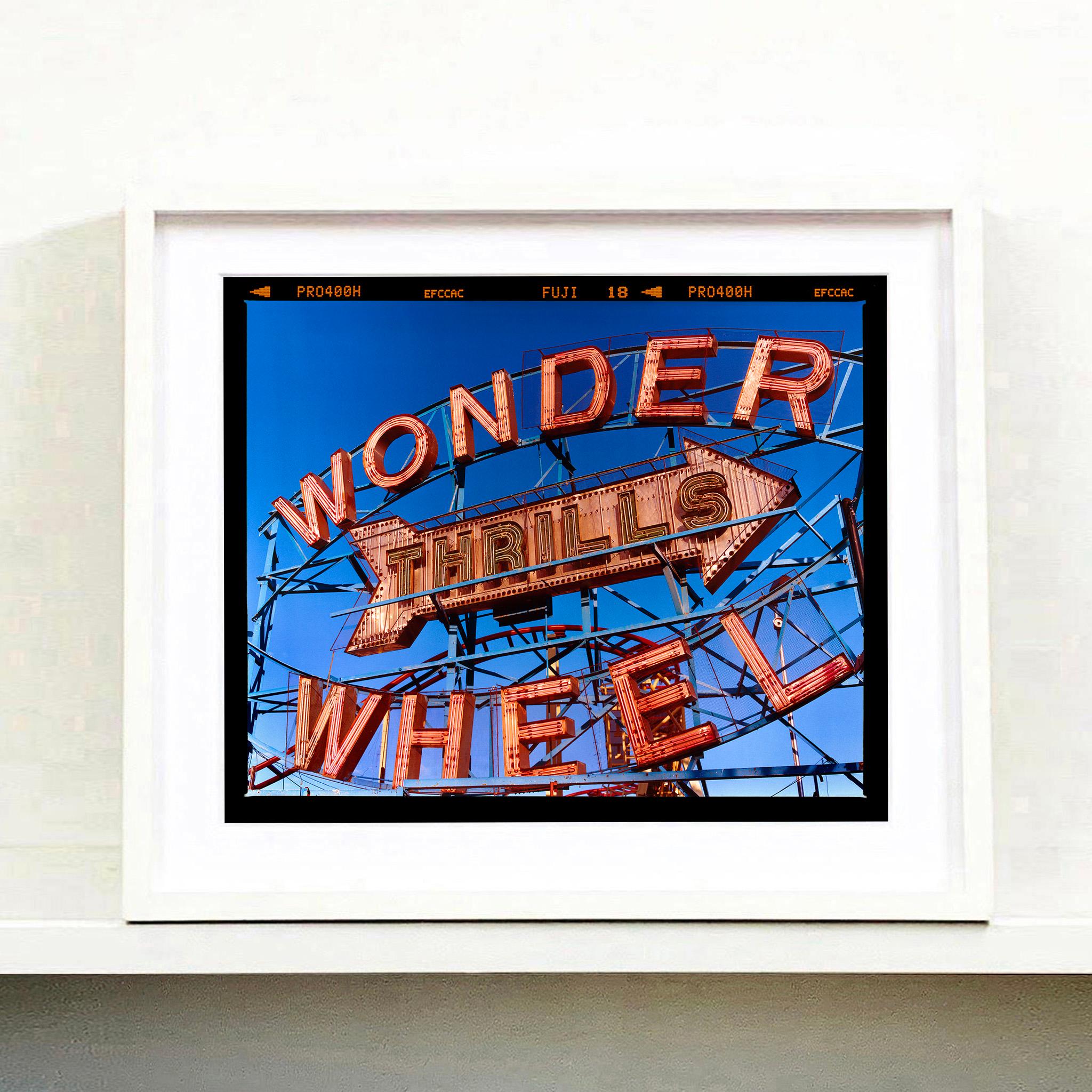 Thrills, Coney Island, New York – Farb Typografiefotografie-Fotografie im Angebot 3