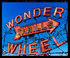 Thrills, Coney Island, New York – Farb Typografiefotografie-Fotografie