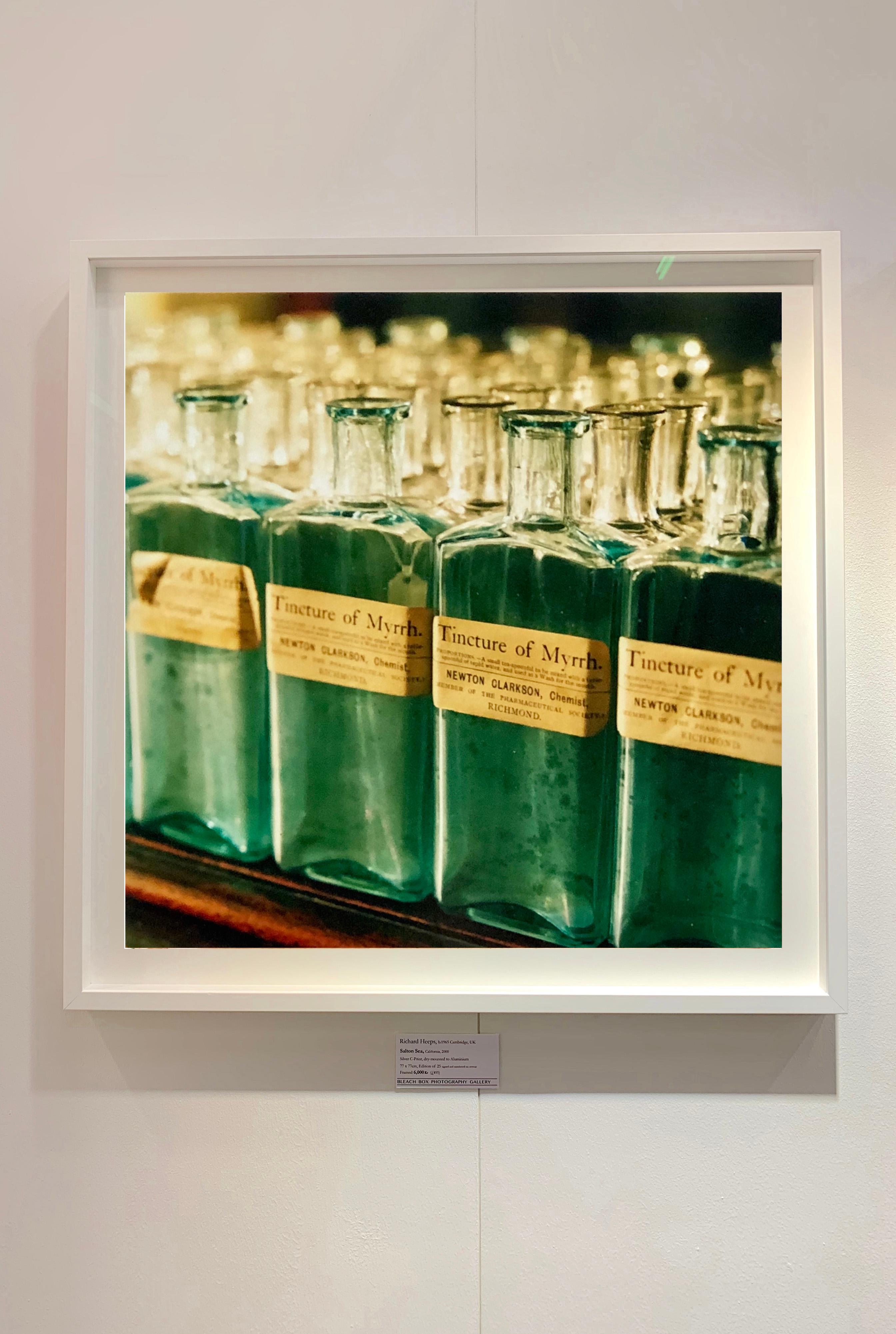 Tincture of Myrrh, Stockton-on-Tees – Vintage-Farbfotografie für Innenräume (Zeitgenössisch), Photograph, von Richard Heeps