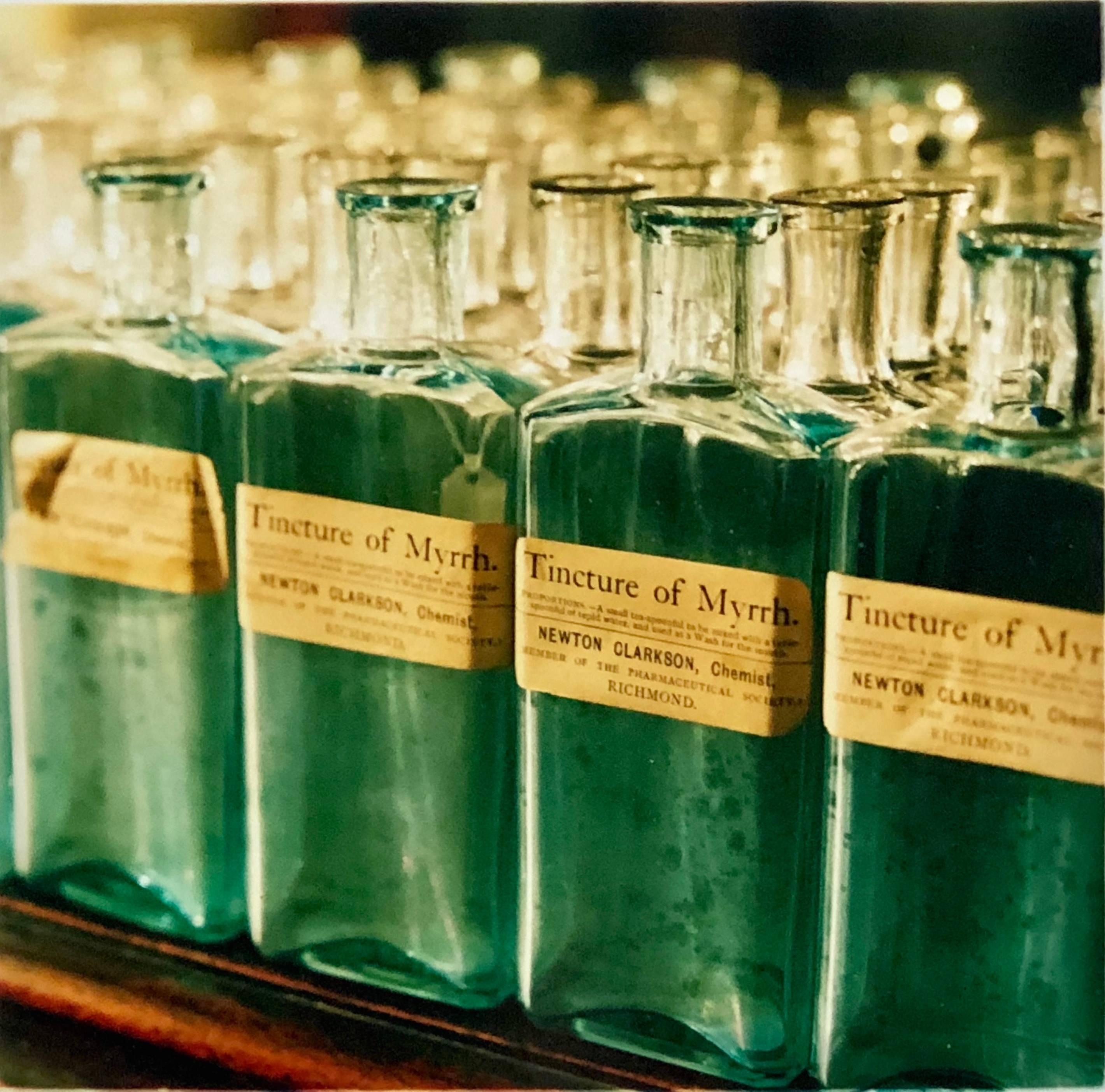 Richard Heeps Color Photograph – Tincture of Myrrh, Stockton-on-Tees – Vintage-Farbfotografie für Innenräume