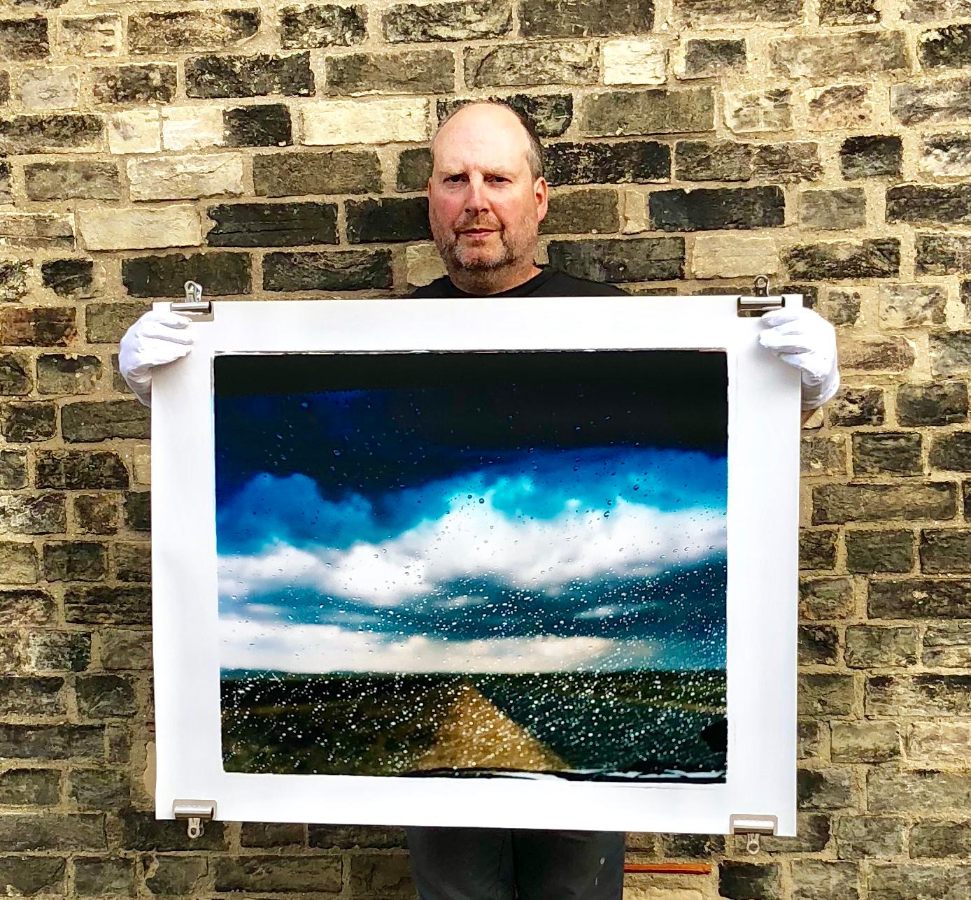 Le opere di Richard Heeps ti portano in viaggio, la strada è un tema ricorrente, spesso il luogo è ambiguo e ti permette di vedere il tuo viaggio in auto. Nonostante la natura astratta di questa fotografia, la strada aperta può ancora essere