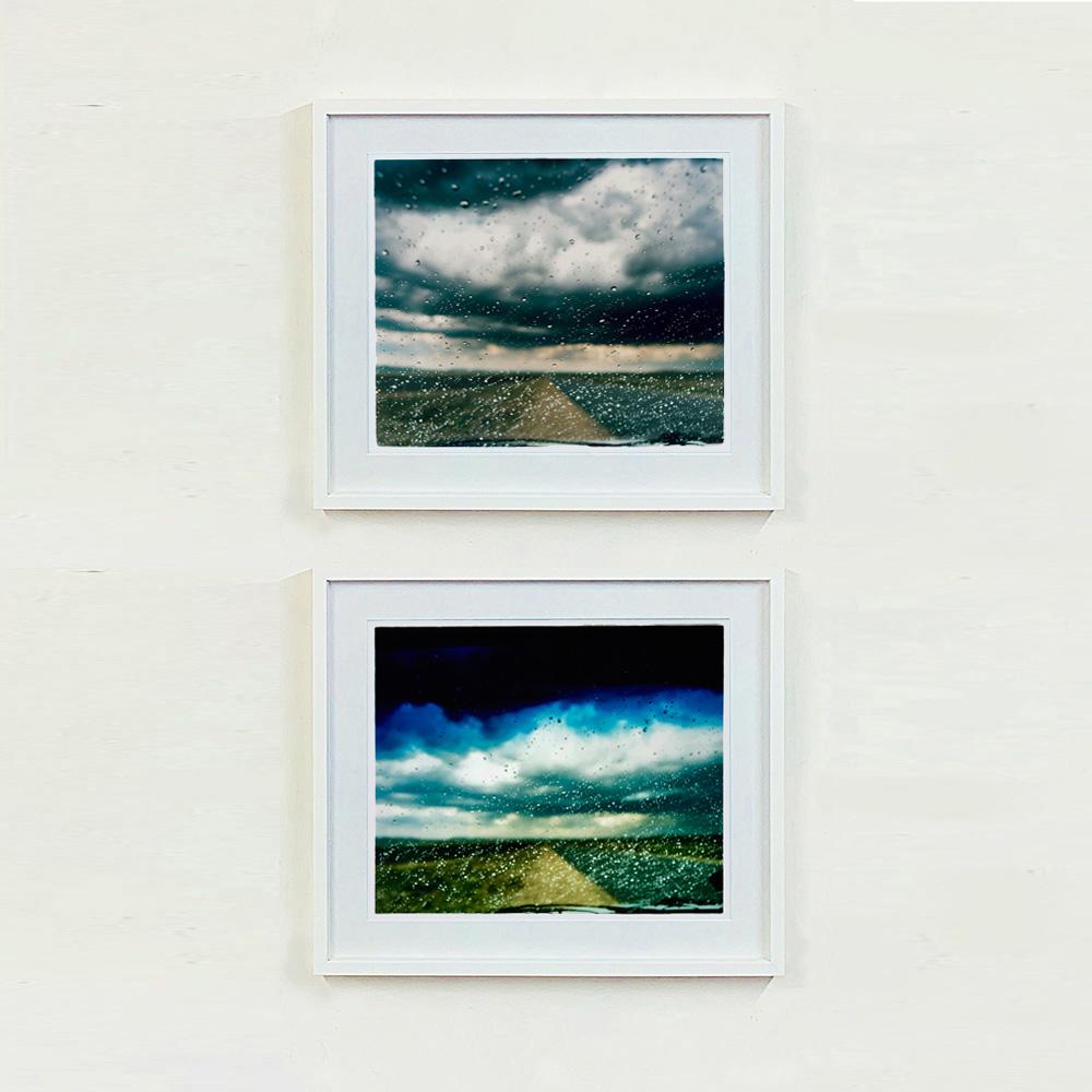 Tinted Window, fotografia di paesaggio piovoso della serie South Africa di Richard Heeps, The New Lantern.
Le opere di Richard Heeps ti portano in viaggio, la strada è un tema ricorrente, spesso il luogo è ambiguo e ti permette di vedere il tuo