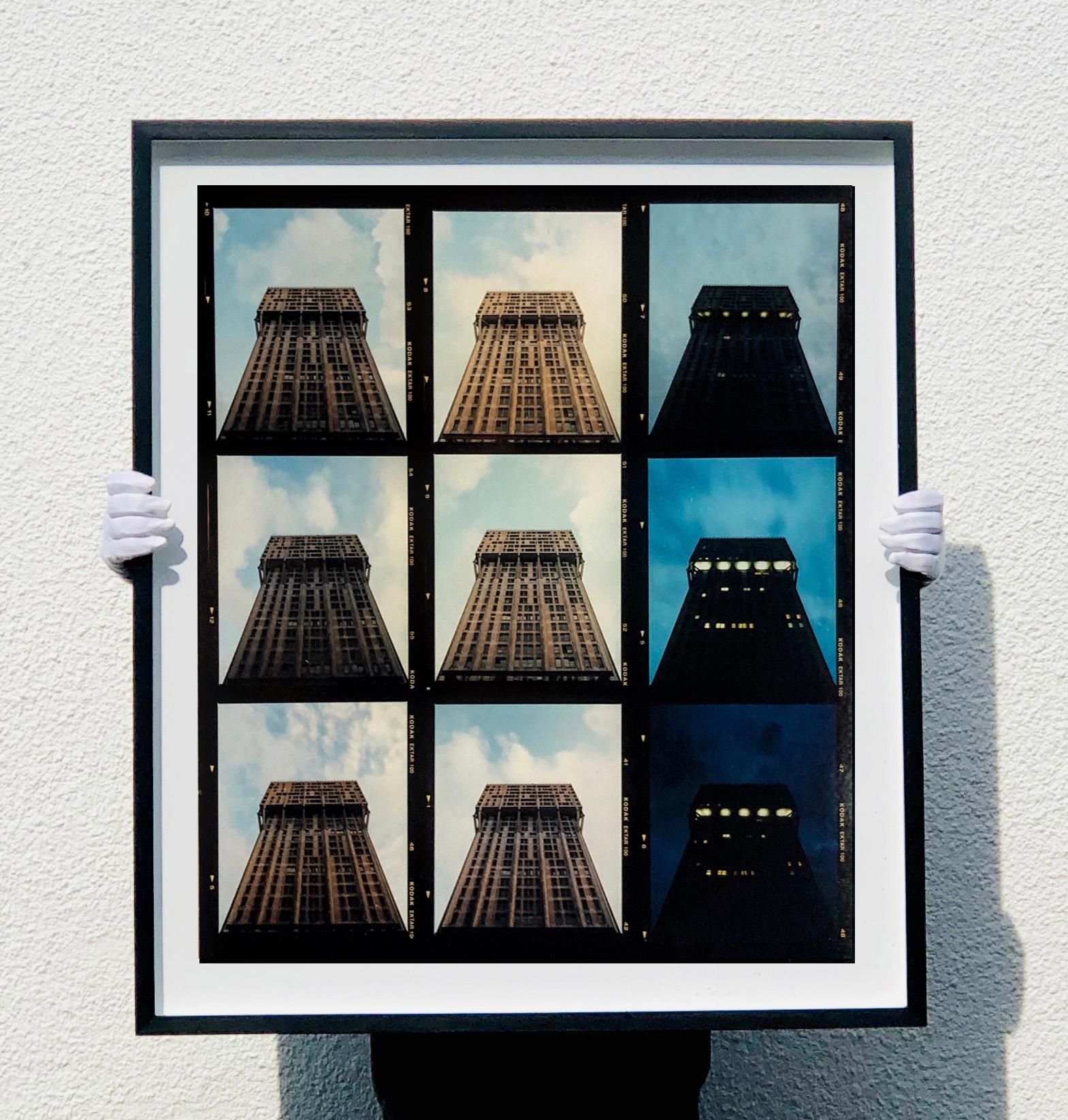 Torre Velasca Time Lapse, Milan - Photographie architecturale conceptuelle en couleur - Print de Richard Heeps
