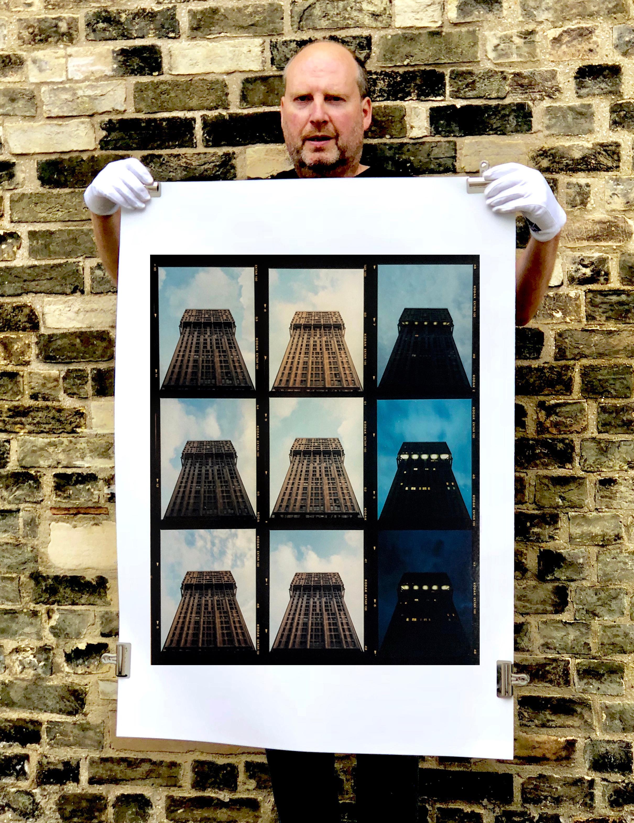 Lapso de tiempo Torre Velasca, Milán - Fotografía arquitectónica conceptual en color - Print Negro de Richard Heeps