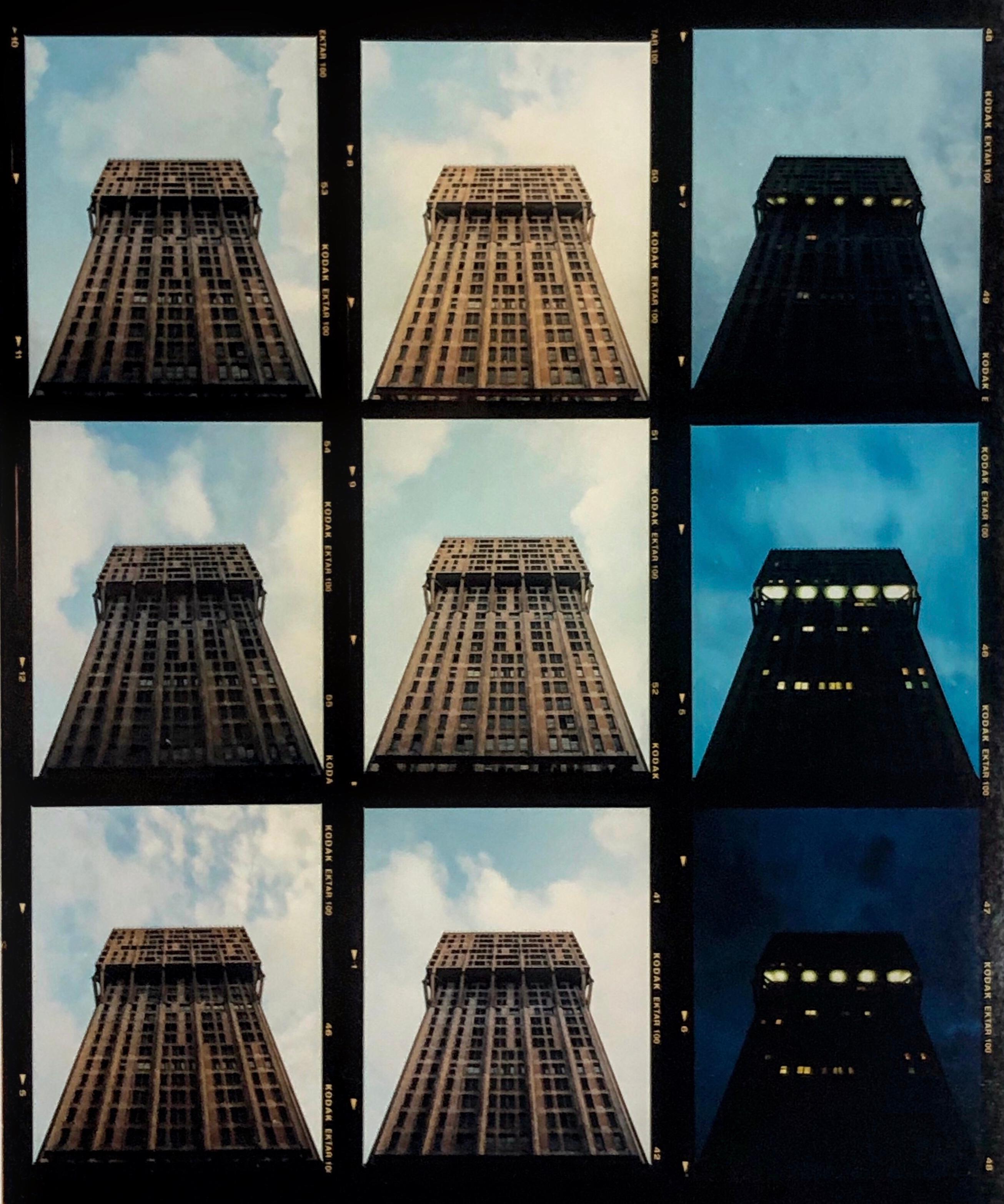 Print de Richard Heeps - Lapso de tiempo Torre Velasca, Milán - Fotografía arquitectónica conceptual en color