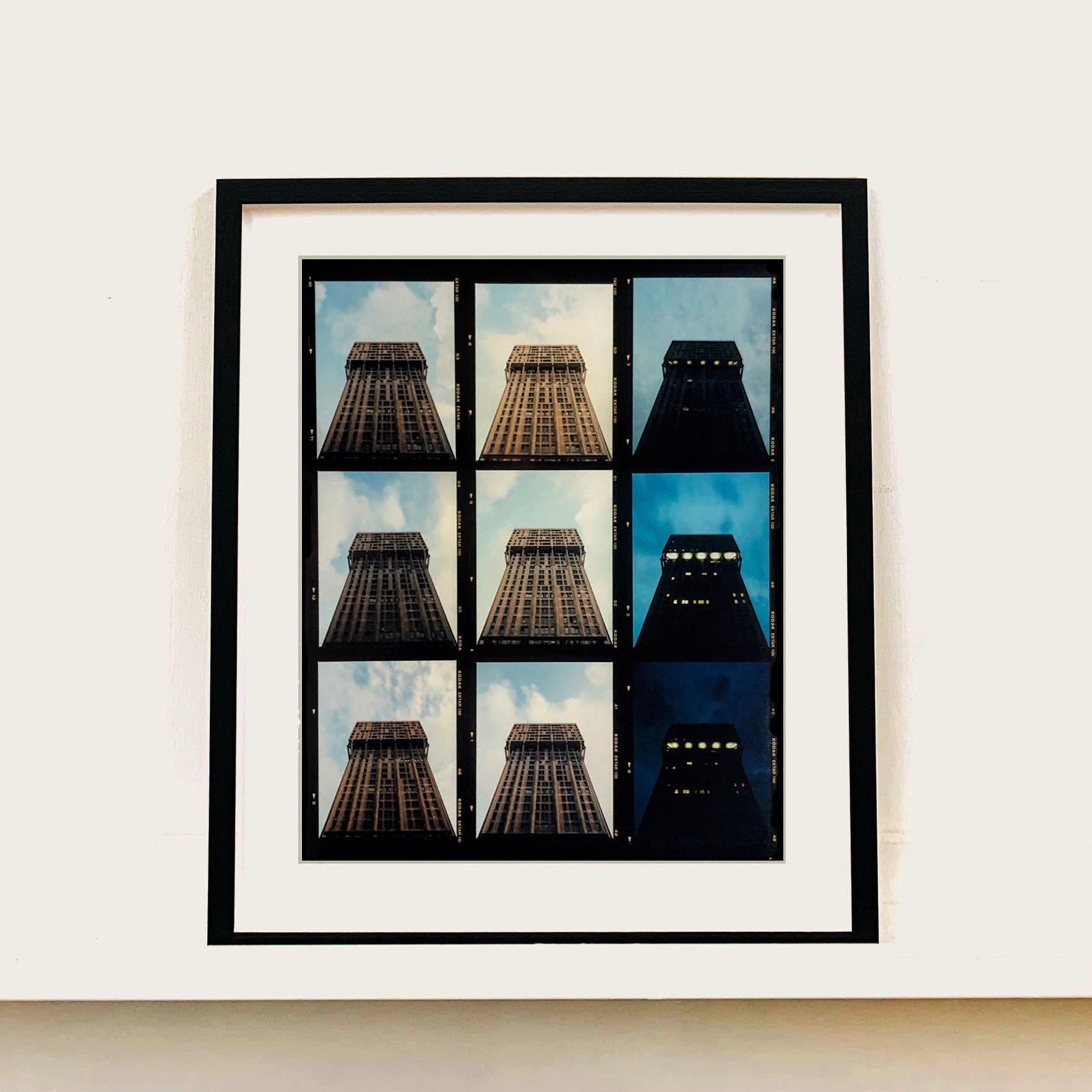 Lapso de tiempo Torre Velasca, Milán - Fotografía arquitectónica italiana en color - Print de Richard Heeps