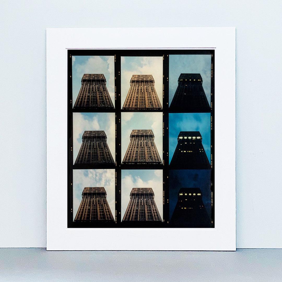 Lapso de tiempo Torre Velasca, Milán - Fotografía arquitectónica italiana en color - Print Negro de Richard Heeps