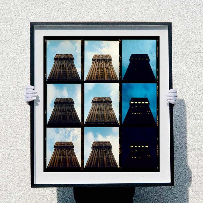 Torre Velasca Zeitlapse, Mailand – Italienische Architektur  Fotografieren Sie  – Photograph von Richard Heeps