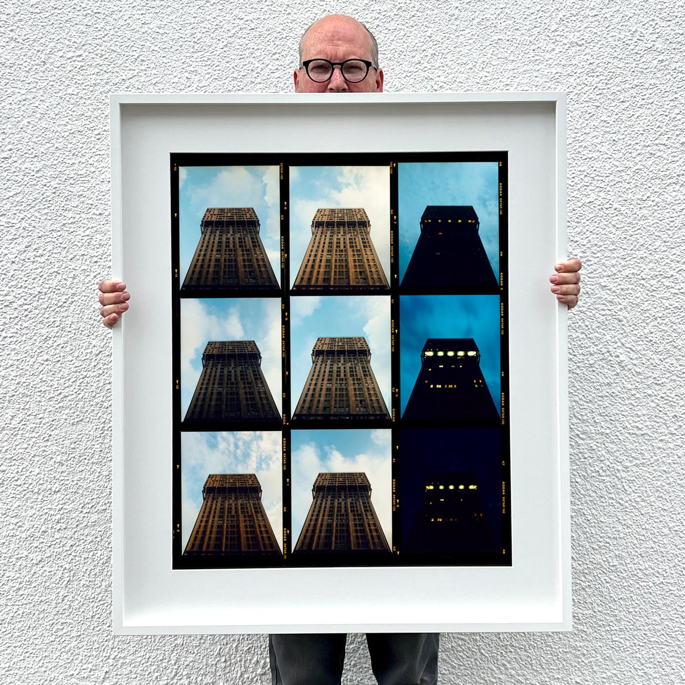 Torre Velasca Time Lapse, Milán - Arquitectura Italiana  Fotografía - Photograph Contemporáneo de Richard Heeps