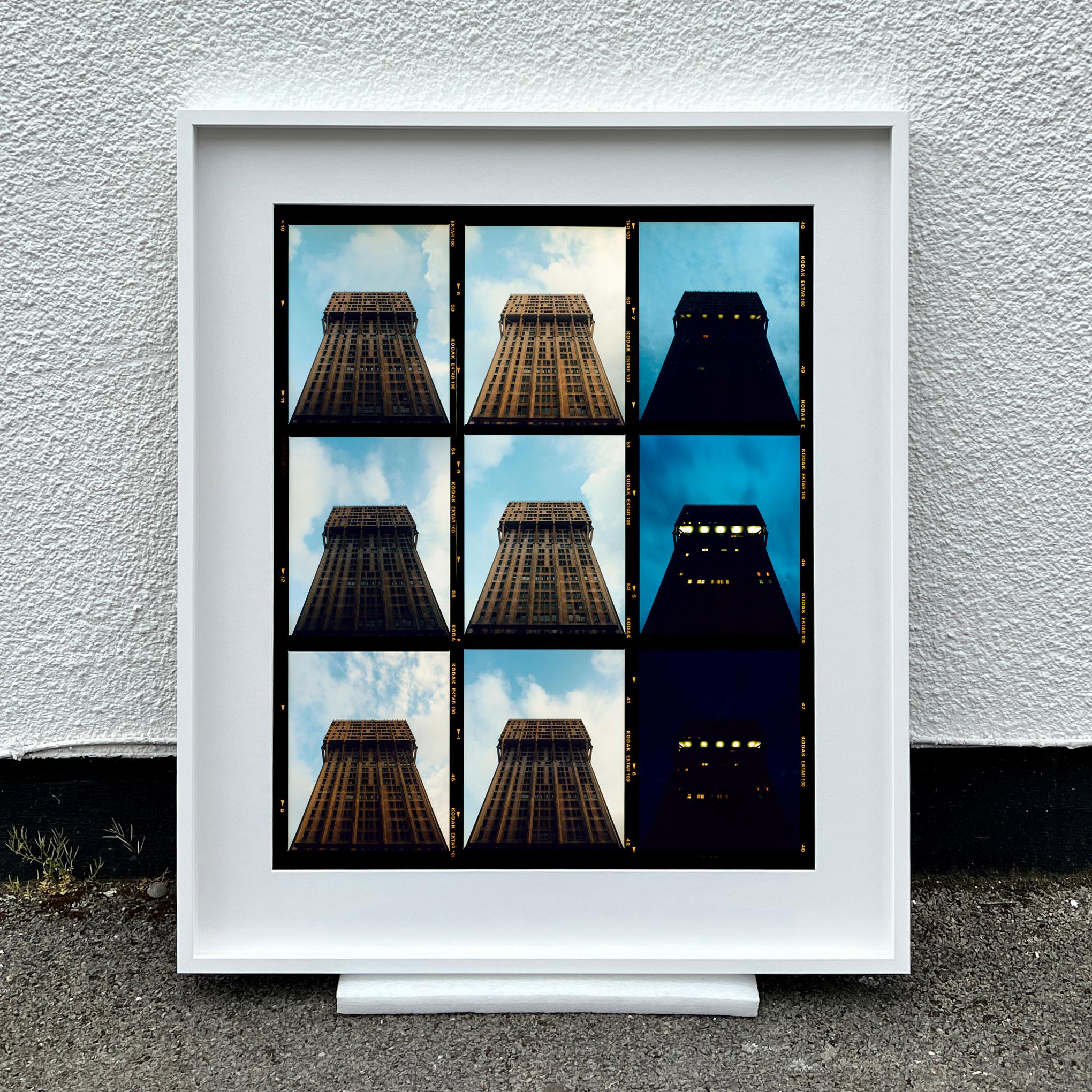 Torre Velasca Time Lapse, Milán - Arquitectura Italiana  Fotografía - Color Photograph Negro de Richard Heeps