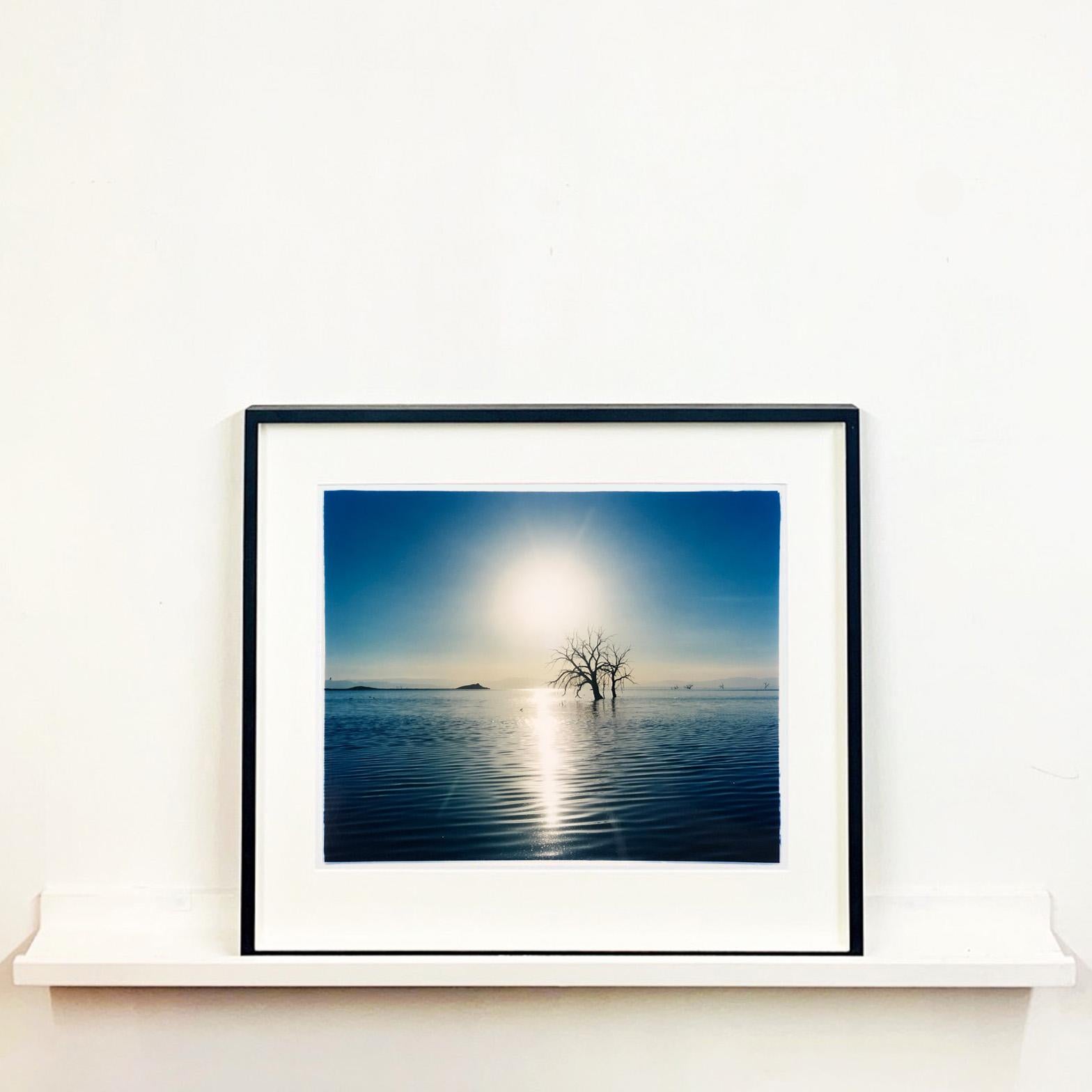 Verso Rock Hill, Bombay Beach, Salton Sea, California - Fotografia di paesaggi acquatici - Photograph di Richard Heeps