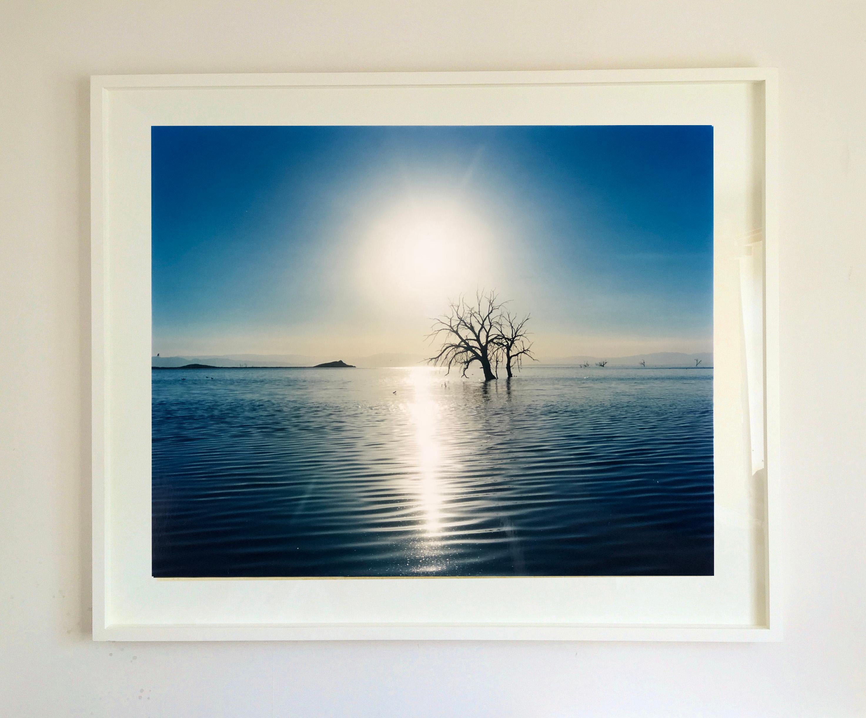 Towards Rock Hill, Bombay Beach, Salton Sea, Californie - Photographie de paysage aquatique en vente 2