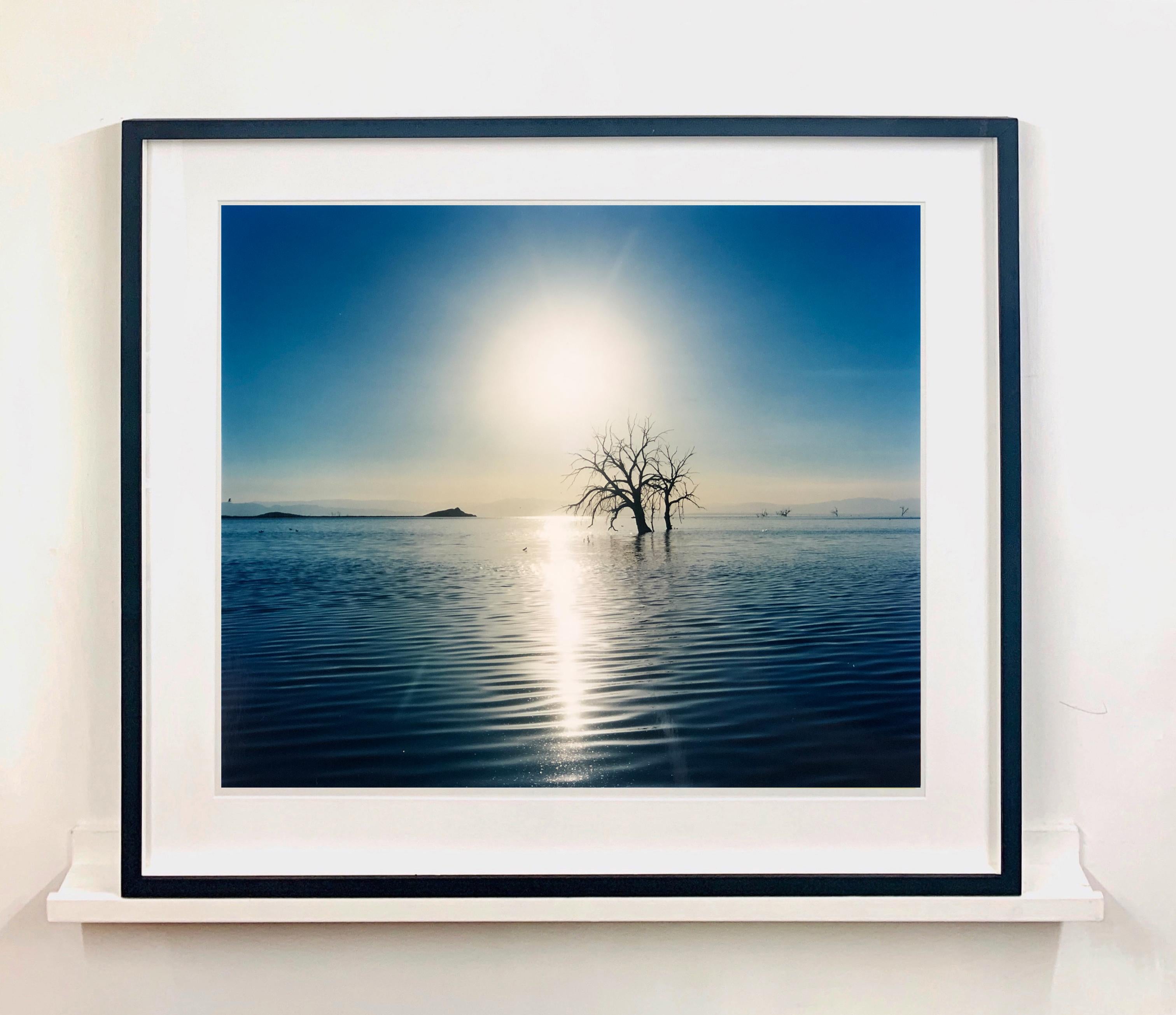 Towards Rock Hill, Bombay Beach, Salton Sea, Californie - Photographie de paysage aquatique en vente 1