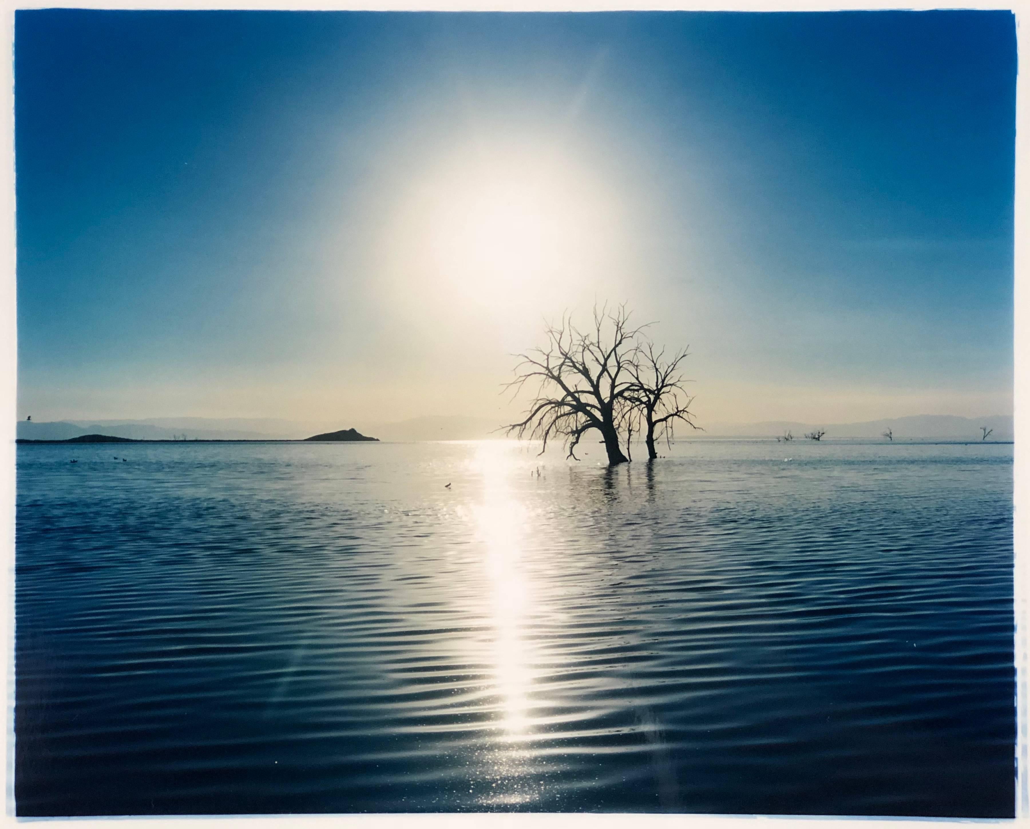 Color Photograph di Richard Heeps - Verso Rock Hill, Bombay Beach, Salton Sea, California - Fotografia di paesaggi acquatici