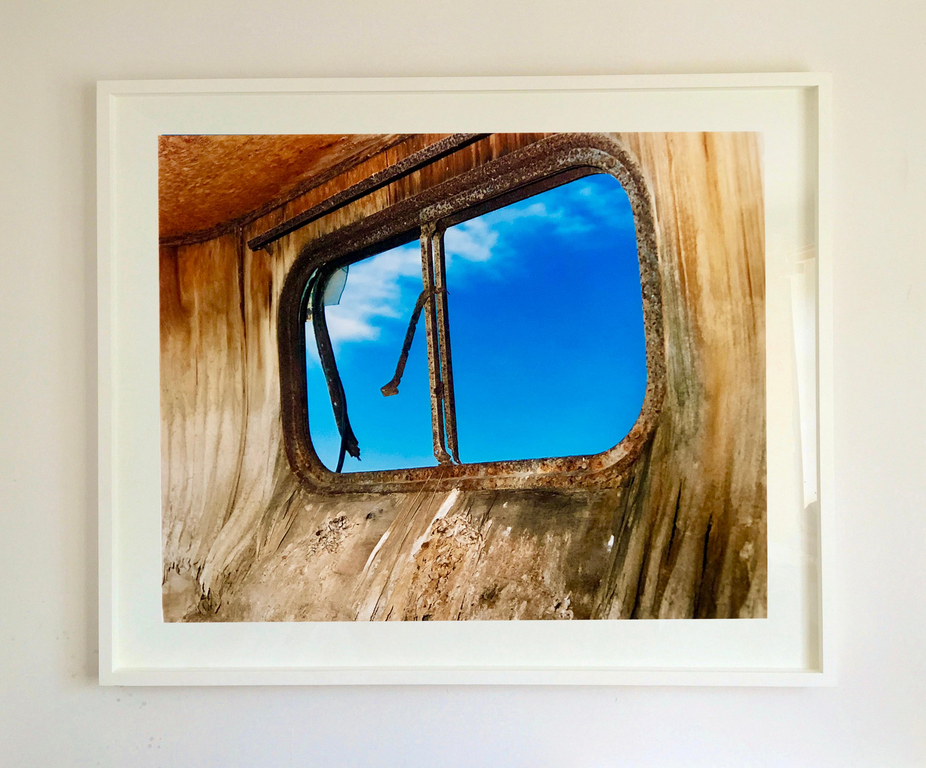 Trailerfenster, Bombay Beach, Salton Sea, Kalifornien (Zeitgenössisch), Print, von Richard Heeps