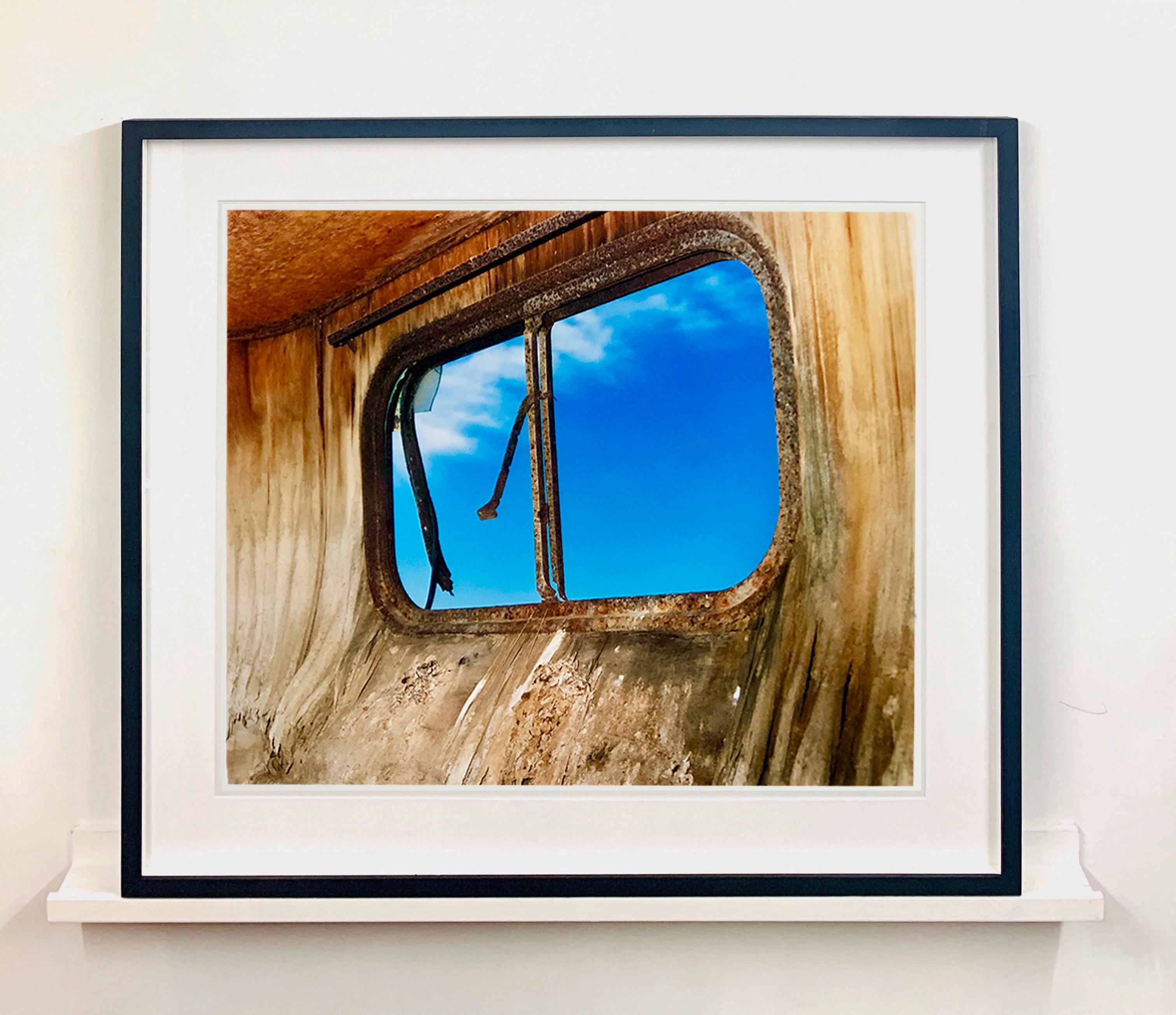 Trailerfenster, Bombay Beach, Salton Sea, Kalifornien (Braun), Landscape Print, von Richard Heeps
