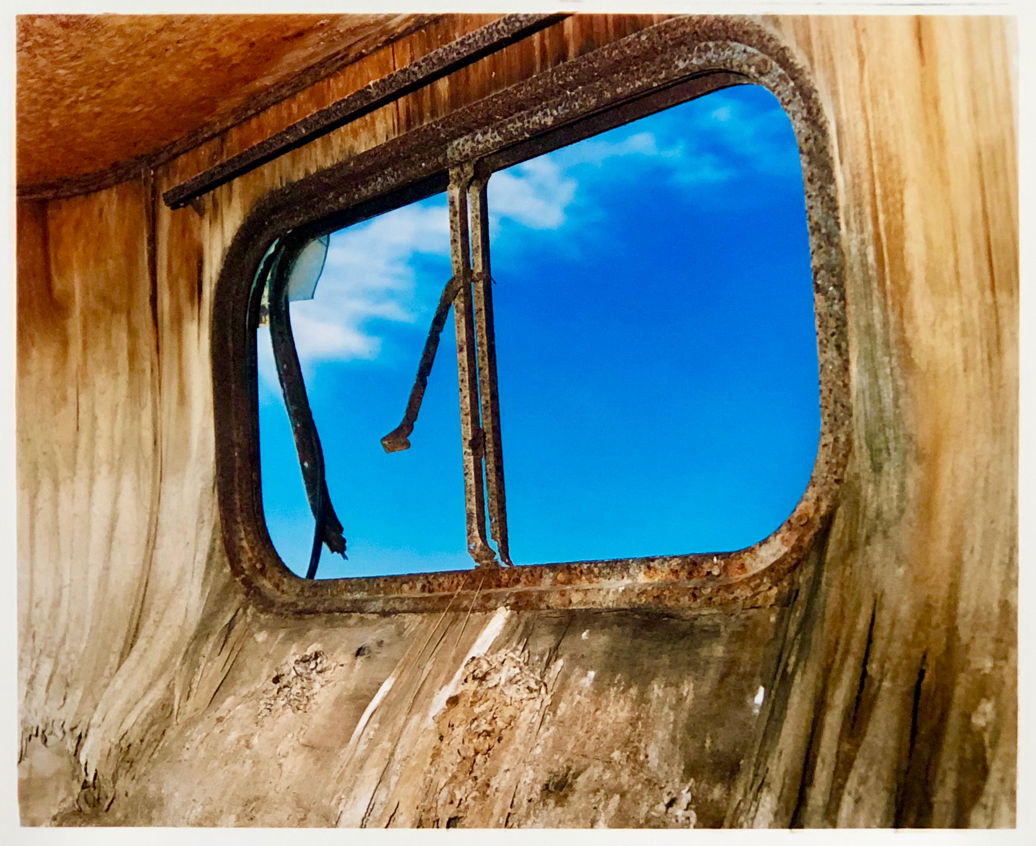 Richard Heeps Landscape Print – Trailerfenster, Bombay Beach, Salton Sea, Kalifornien