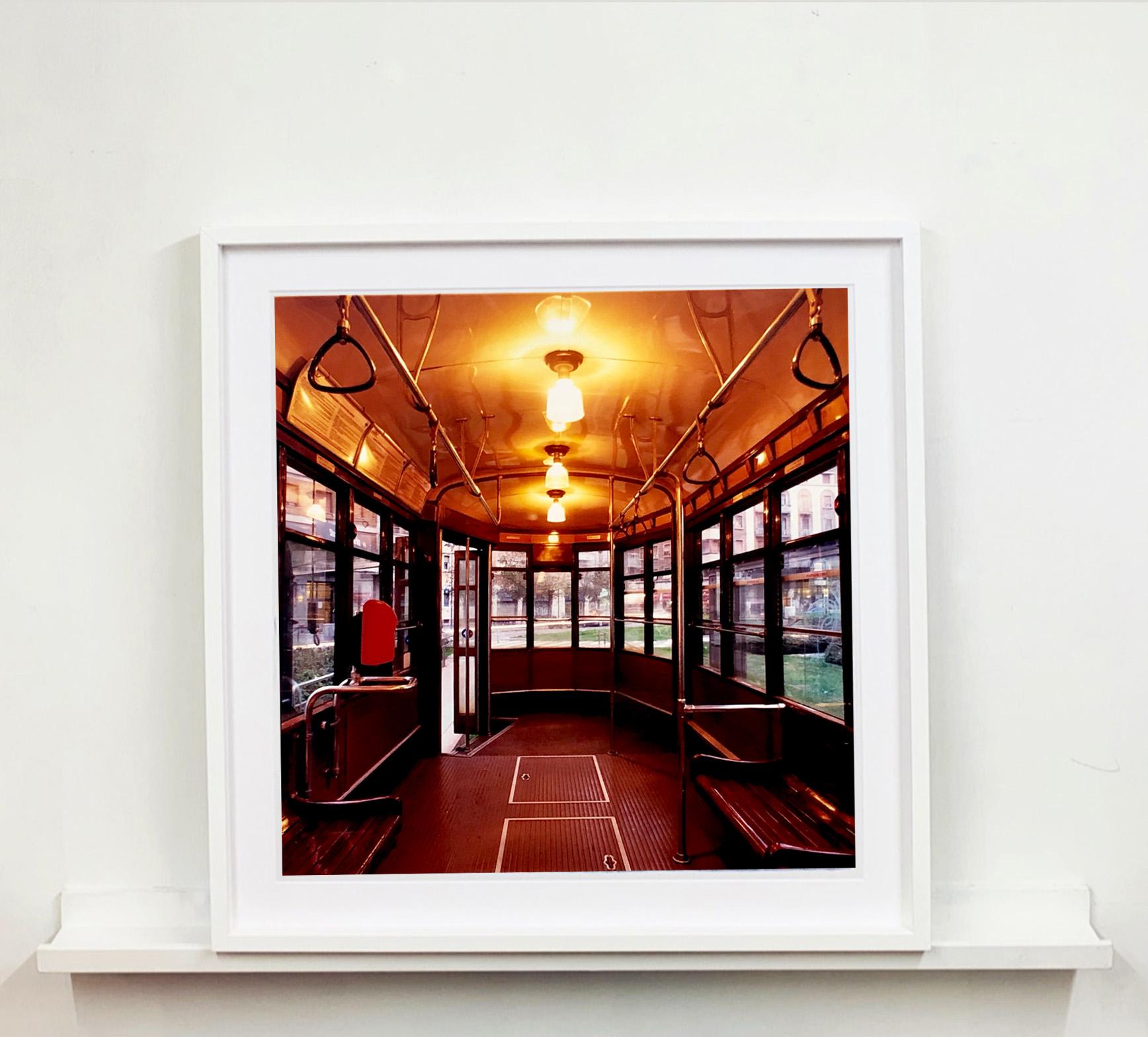 Tranvía, Lambrate, Milán - Fotografía en color del interior de un vehículo antiguo - Photograph Contemporáneo de Richard Heeps