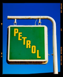 Trevor's Petrol, Norfolk - Fotografía en color de un letrero tipográfico vintage