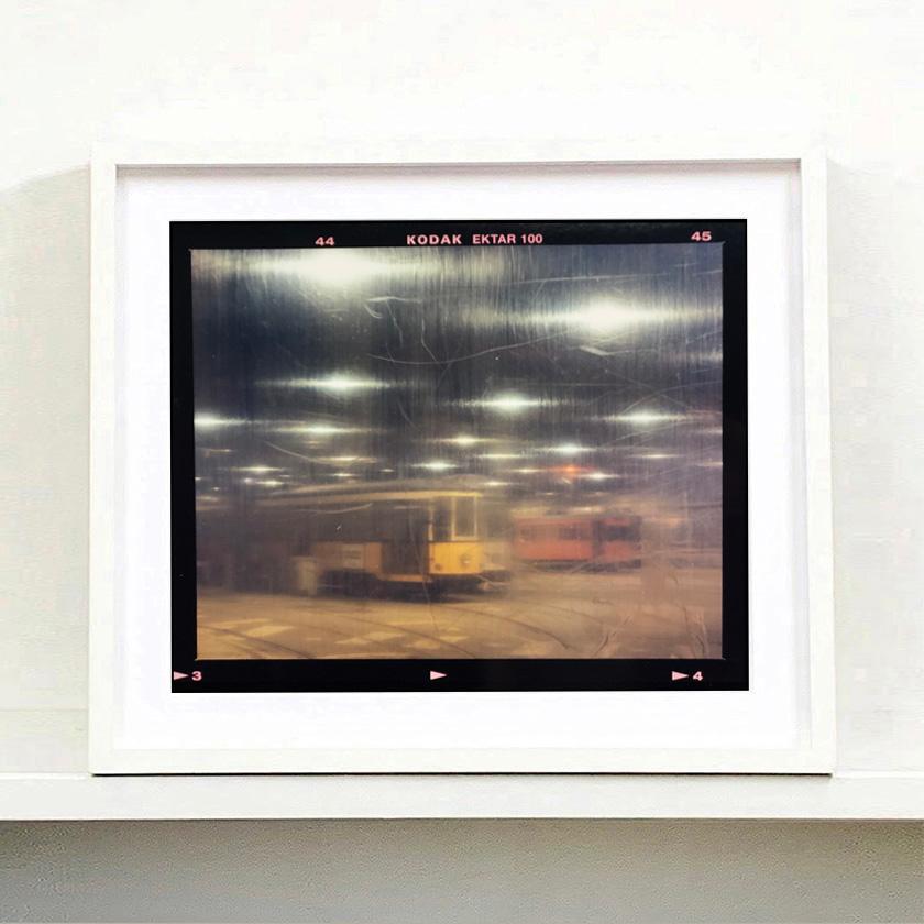 Turro Tram Depot, photographie de rue italienne tirée de la série A Short History of Milan de Richard Heeps.

La série A Short History of Milan de Richard Heeps a débuté comme un projet spécial pour l'Affordable Art Fair Milan 2018. Il a été bien