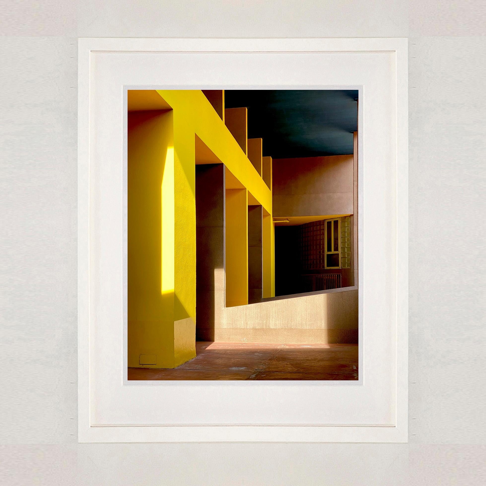 Deux photographies d'architecture encadrées Monte Amiata I et Utopian Foyer IV, Milan en vente 6