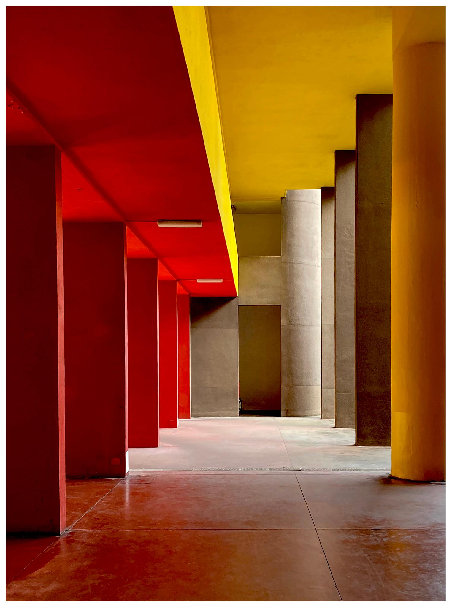 Deux photographies d'architecture encadrées Monte Amiata I et Utopian Foyer IV, Milan - Print de Richard Heeps