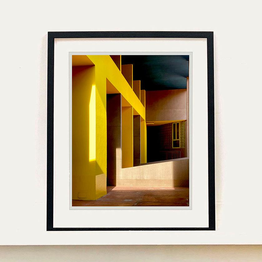 Deux photographies d'architecture encadrées Monte Amiata I et Utopian Foyer IV, Milan en vente 2