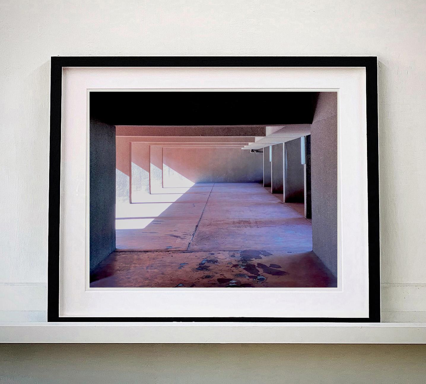 Utopia, Mailand – Farbblocking-Architekturfotografie – Photograph von Richard Heeps