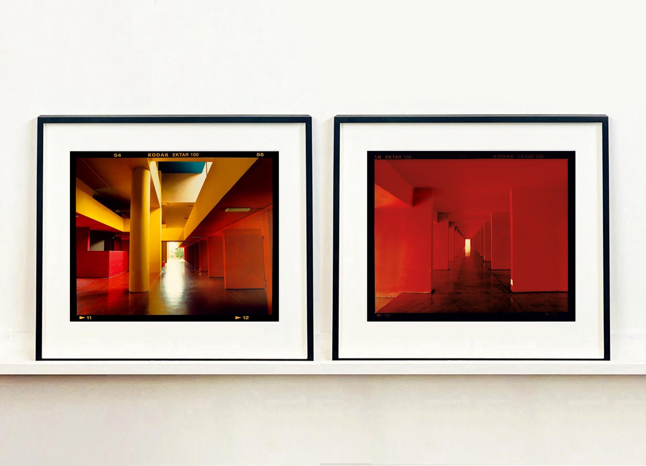 Utopian Foyer II, Mailand – Architekturfotografie der urbanen Farbfotografie (Rot), Color Photograph, von Richard Heeps