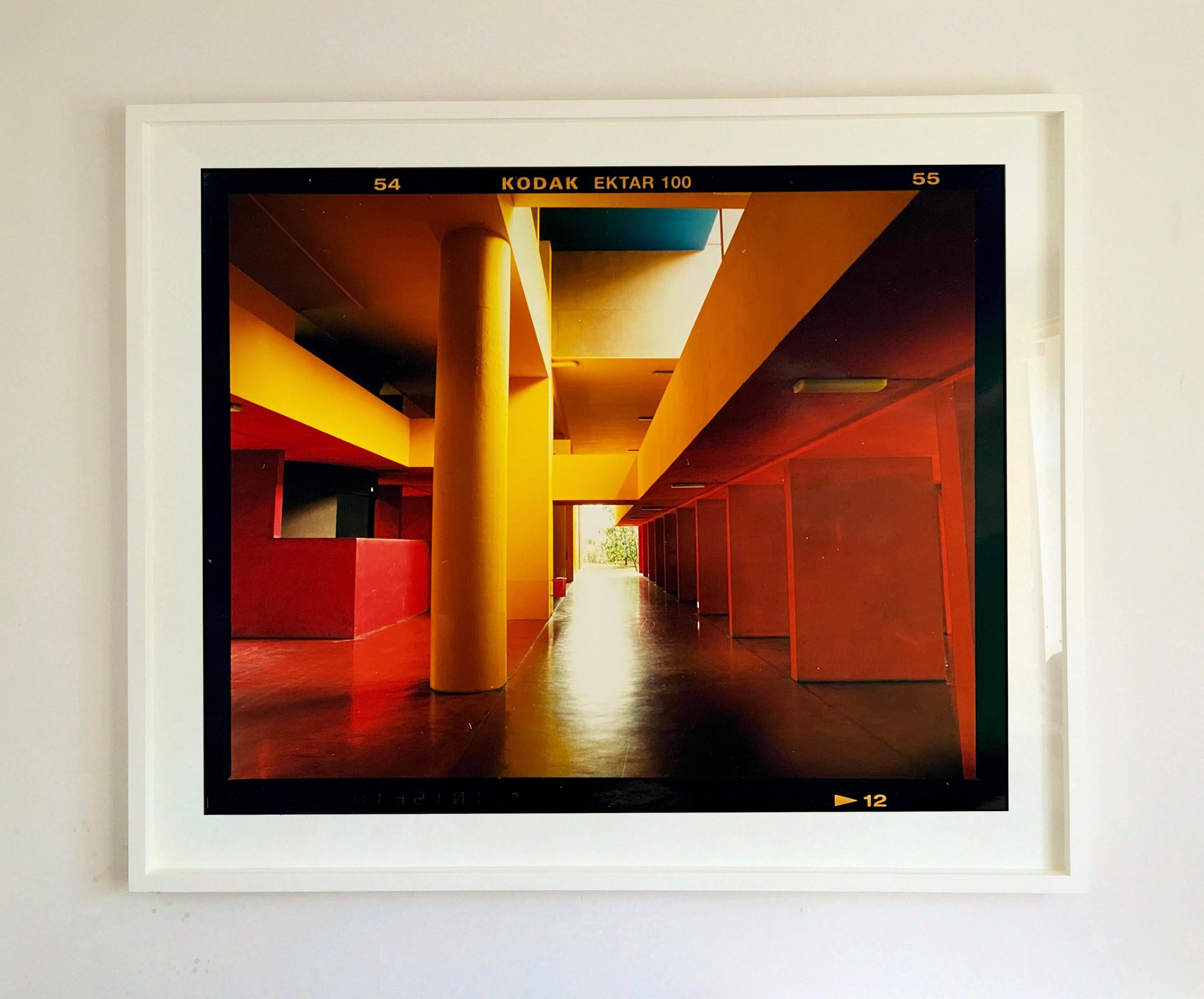 Utopian Foyer II, Mailand - Italienische architektonische urbane Farbfotografie – Print von Richard Heeps