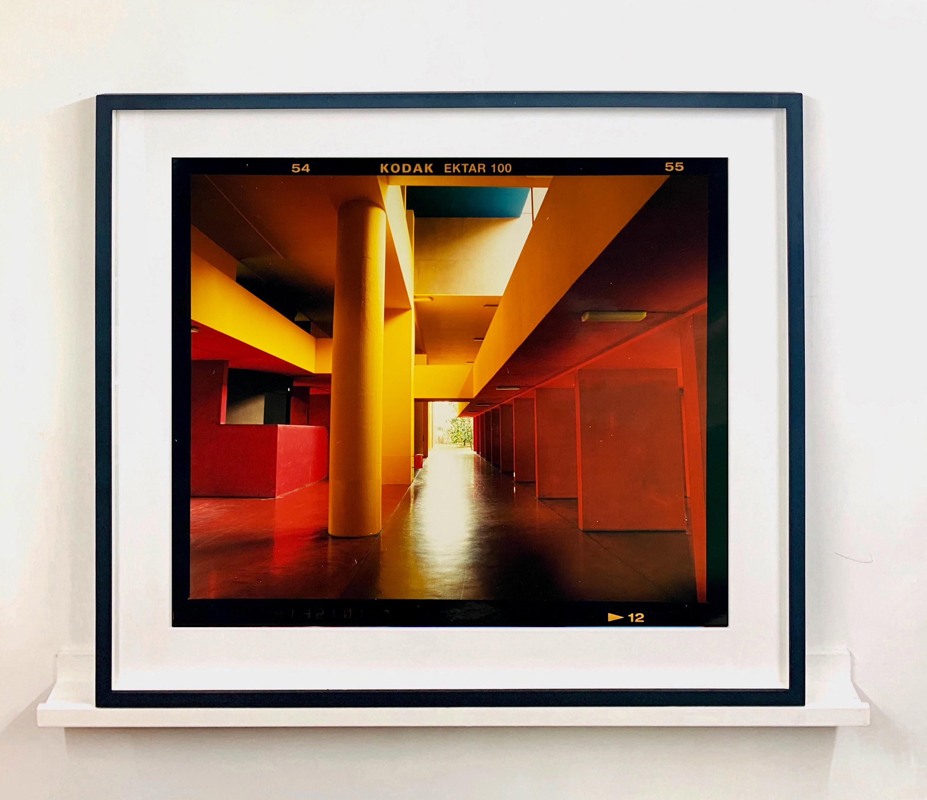 Vestíbulo utópico II, Milán - Fotografía arquitectónica urbana italiana en color - Print Contemporáneo de Richard Heeps