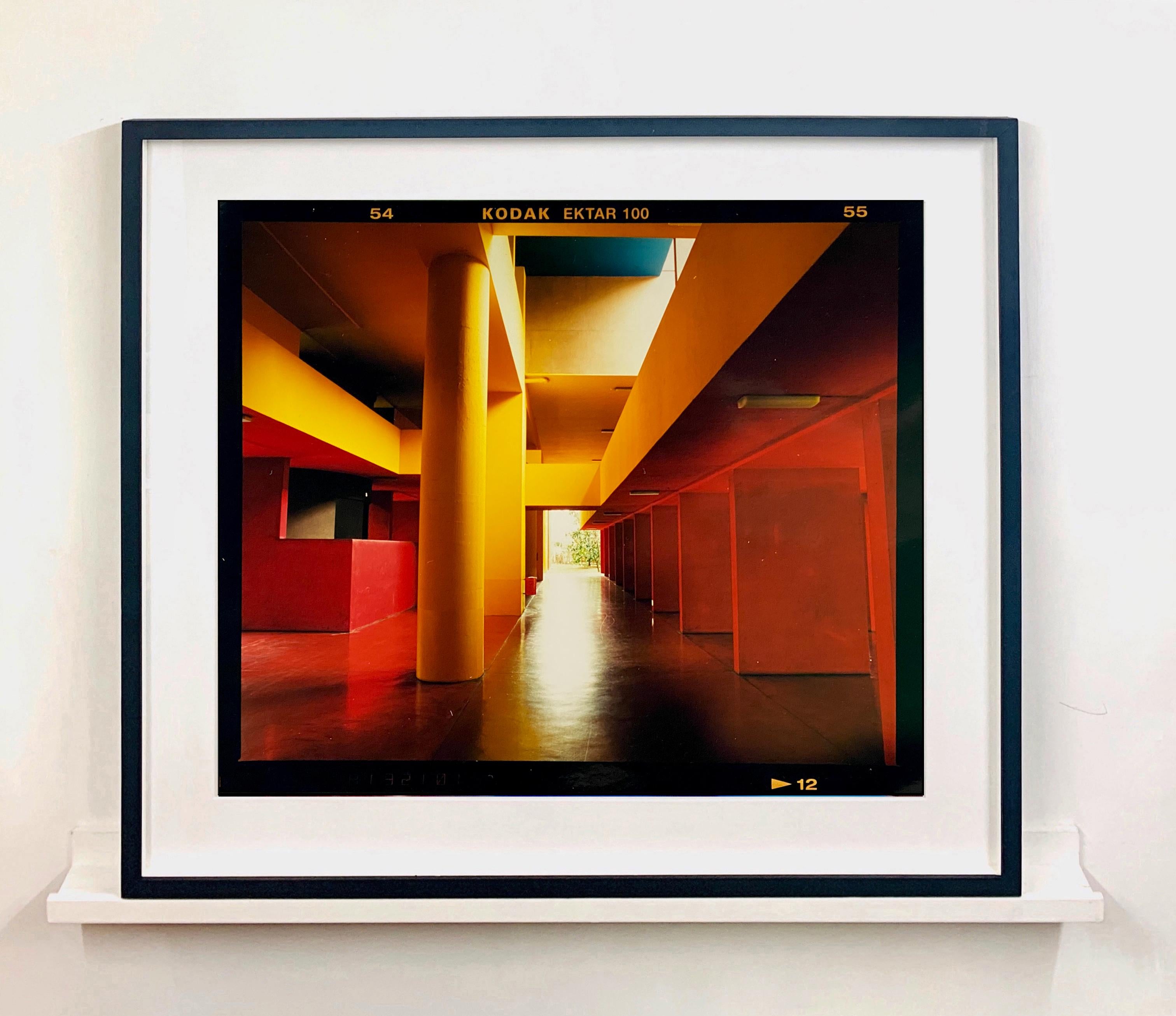 Utopian Foyer II, Mailand - Italienische architektonische urbane Farbfotografie (Zeitgenössisch), Photograph, von Richard Heeps