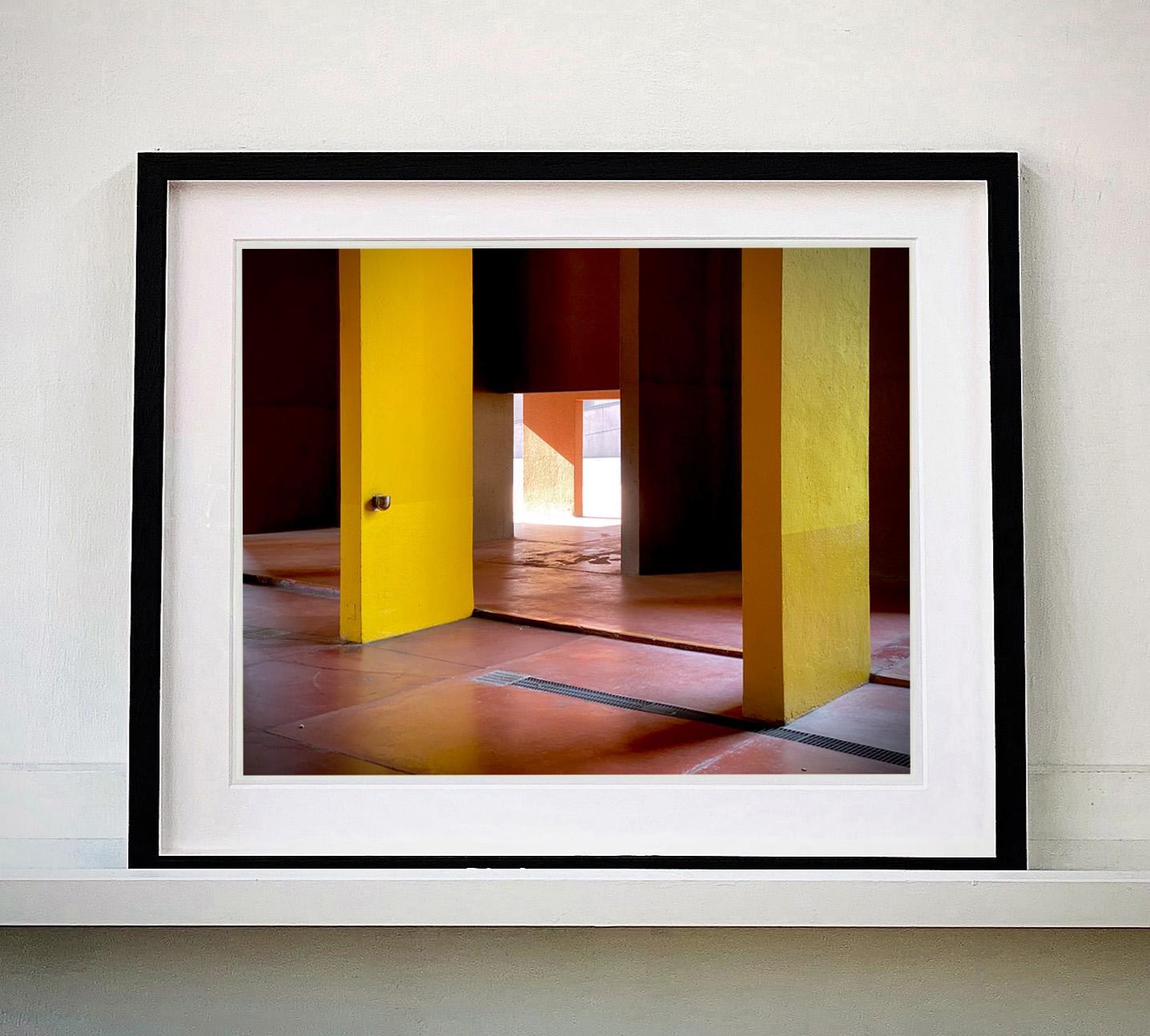 Monte Amiata II, Milán - Fotografía de Arquitectura con Bloqueo de Color - Photograph de Richard Heeps