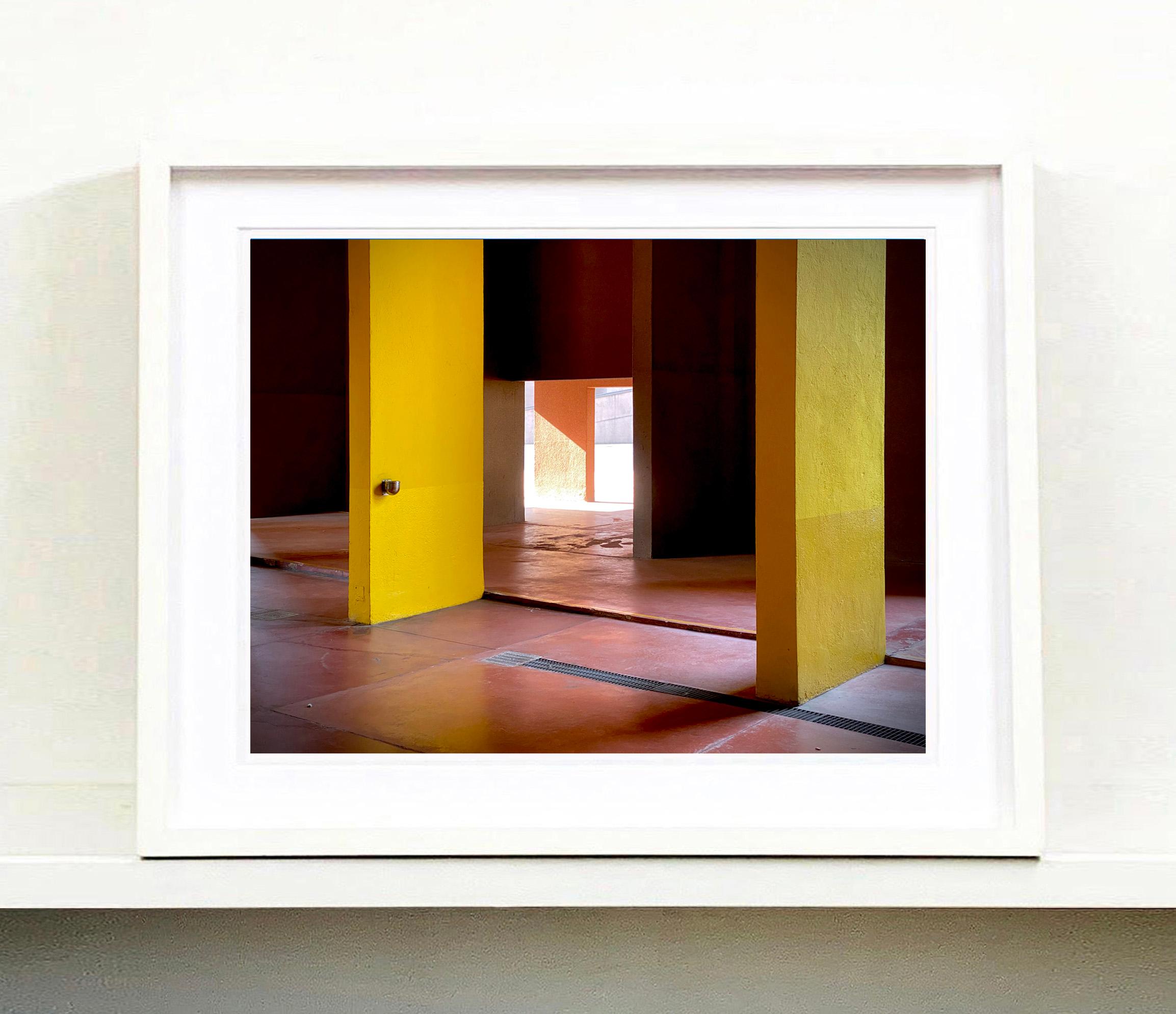 Monte Amiata II, Milán - Fotografía de Arquitectura con Bloqueo de Color - Photograph Contemporáneo de Richard Heeps