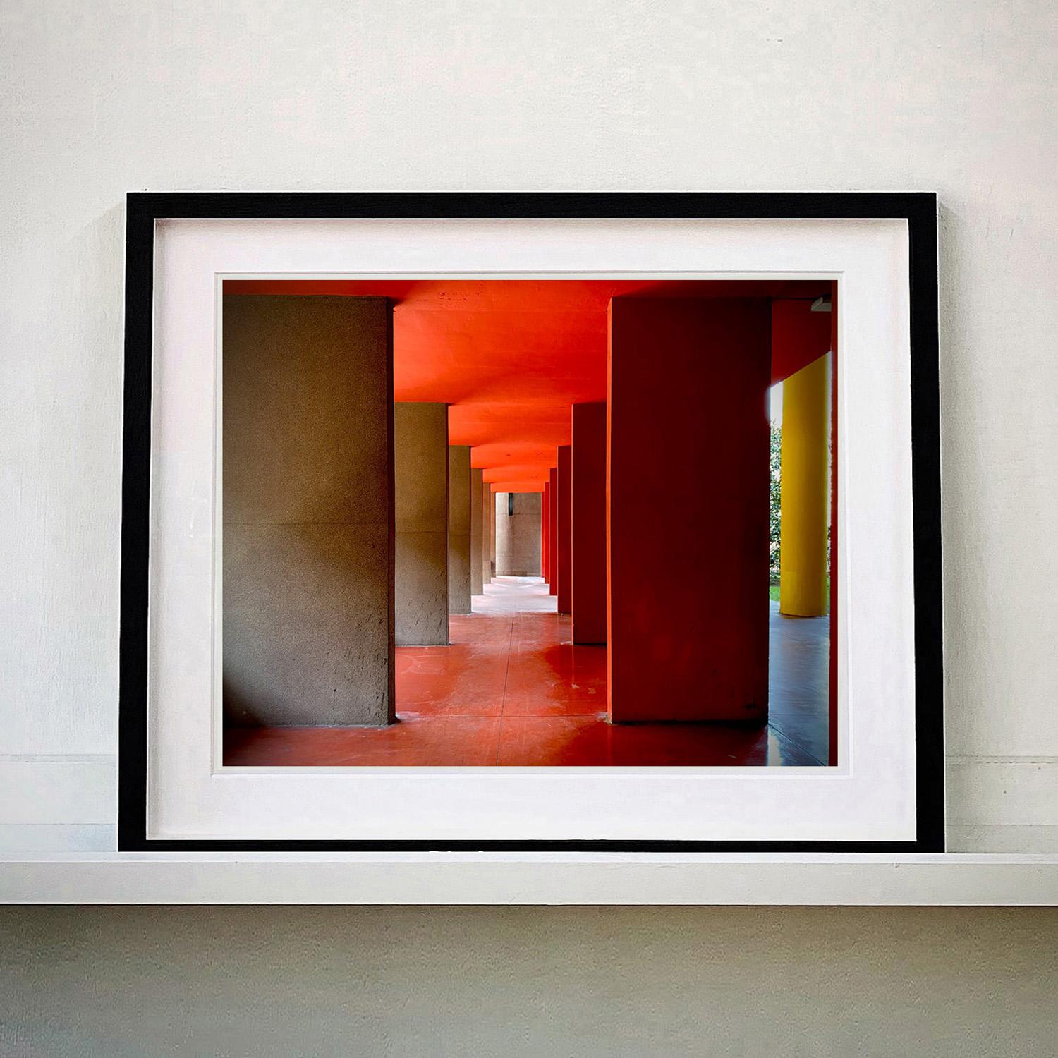 Foyer utopique III, Milan - Architecture italienne - Photographie couleur en vente 1