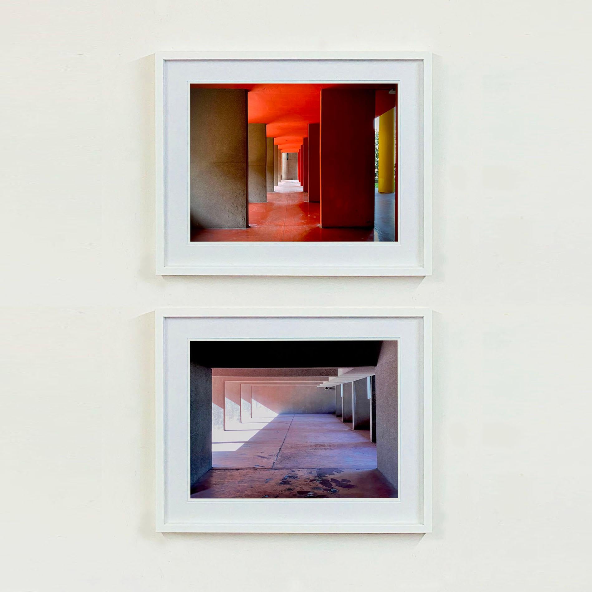 Foyer utopique III, Milan - Architecture italienne - Photographie couleur en vente 3