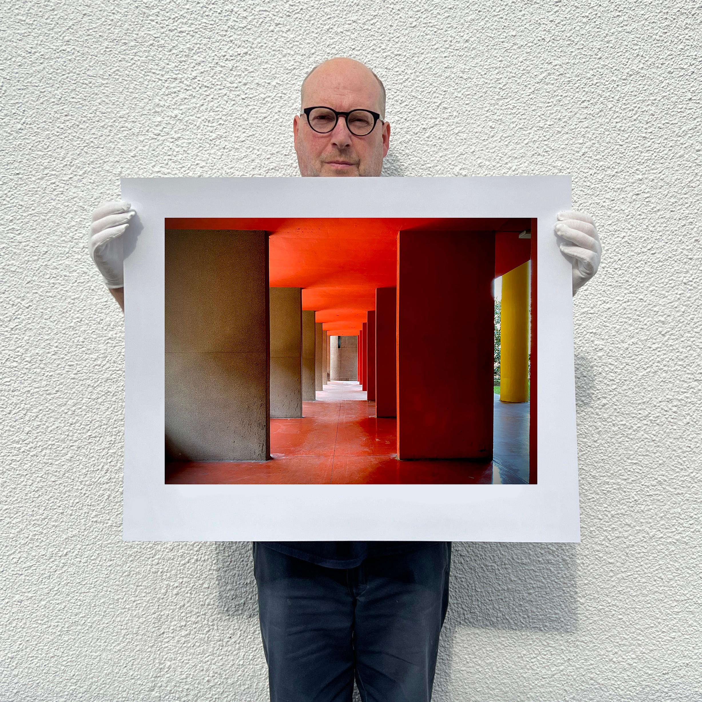 Foyer utopique III, Milan - Architecture italienne - Photographie couleur en vente 5