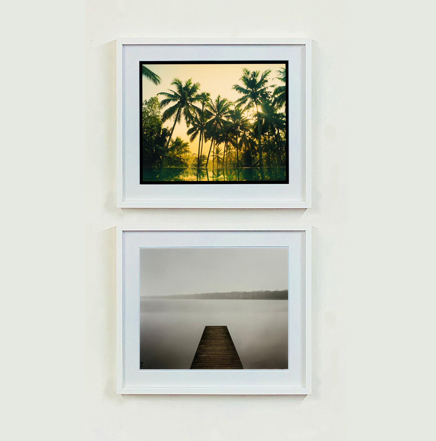 Vetyver Pool, Foto aus Richard Heeps Indien-Serie, The Ambassador's Window.
Auf einer Reise durch Indien, einer Pilgerfahrt von Kerala im Süden zum Geburtsort seines Großvaters, Meerut, im Norden. Diese Palmenlagune, die bei Sonnenuntergang in