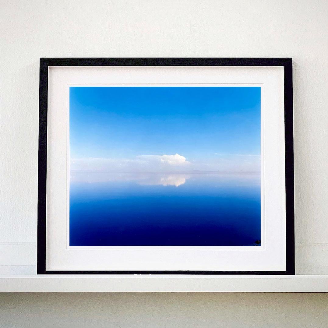 Ansicht von Bombay Beach, Salton Sea, Kalifornien – Blaues Aquarell-Farbfoto mit Blick auf das Meer – Photograph von Richard Heeps