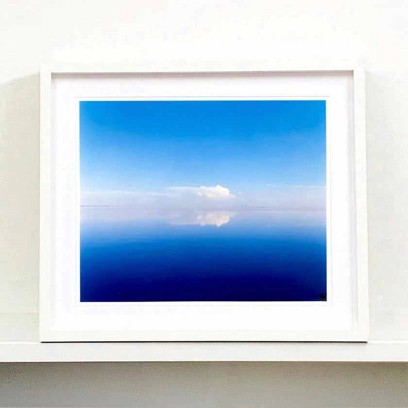 Ansicht von Bombay Beach, Salton Sea, Kalifornien – Blaues Aquarell-Farbfoto mit Blick auf das Meer (Zeitgenössisch), Photograph, von Richard Heeps