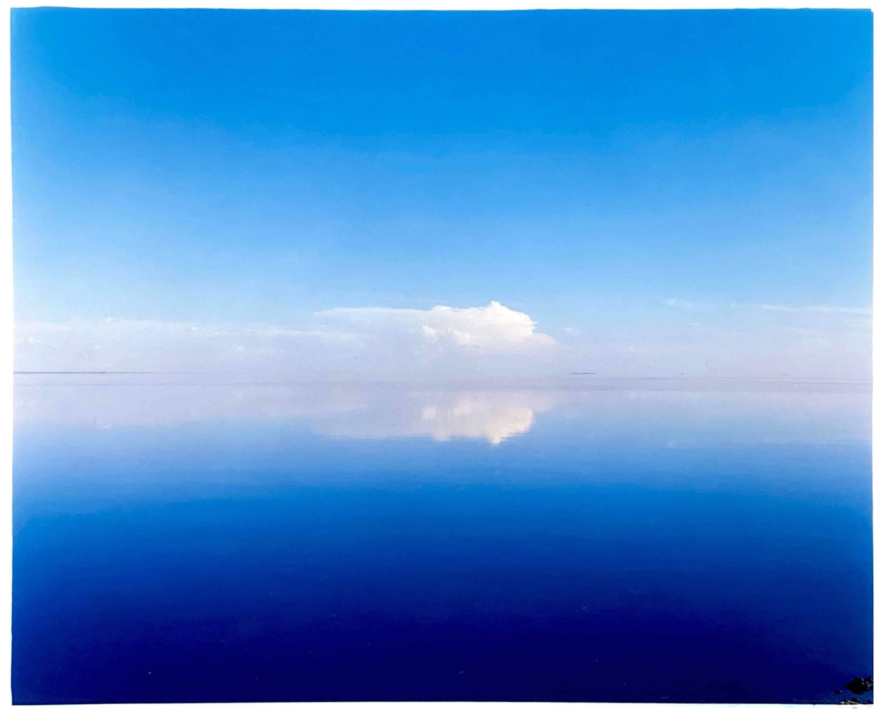 Richard Heeps Color Photograph – Ansicht von Bombay Beach, Salton Sea, Kalifornien – Blaues Aquarell-Farbfoto mit Blick auf das Meer