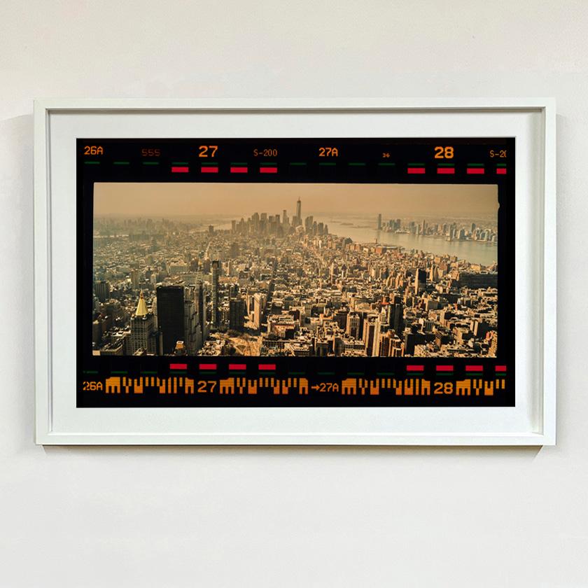View from Midtown, New York City – Manhattan Cityscape Skyline-Fotografie von Manhattan (Zeitgenössisch), Photograph, von Richard Heeps