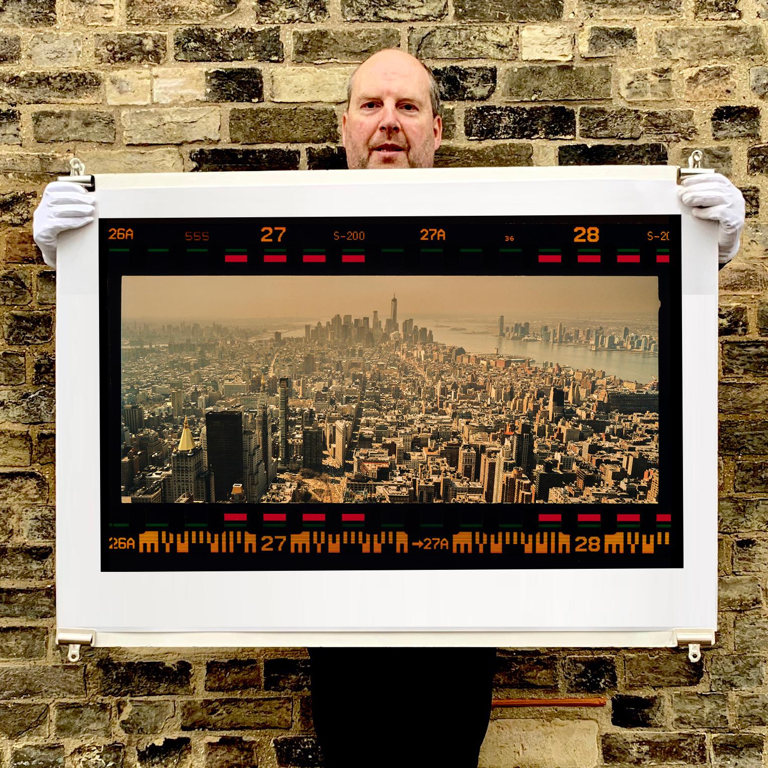 New York Cityscape, Panoramafoto mit der Skyline von Manhattan aus Richard Heeps Serie The Streets of New York.

Dieses Kunstwerk ist ein auf 25 Exemplare limitierter fotografischer Glanzabzug vom Negativ, trocken auf Aluminium aufgezogen, in einem