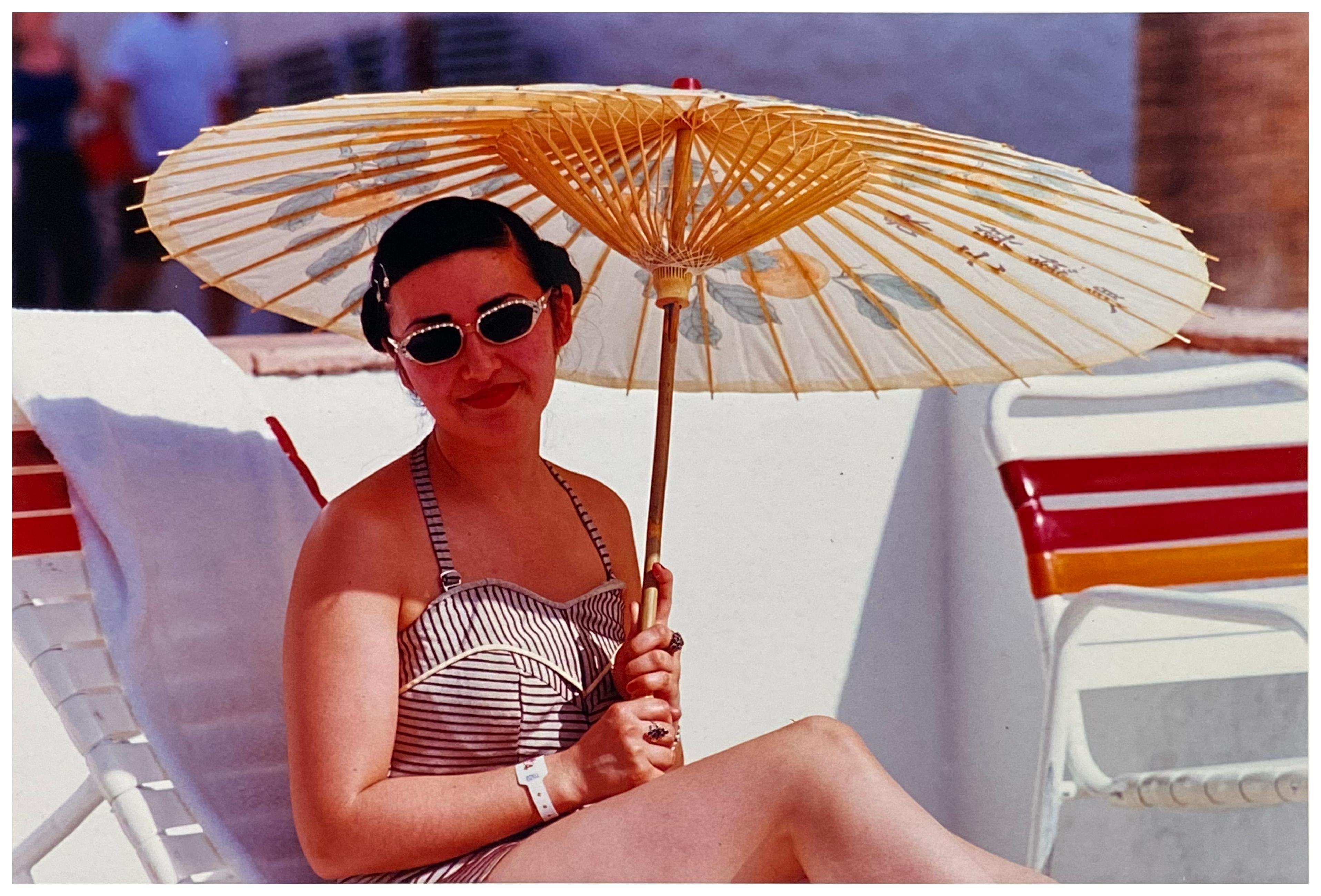 Color Photograph Richard Heeps - Poolside, Las Vegas - Photographie de portrait contemporain en couleur vintage