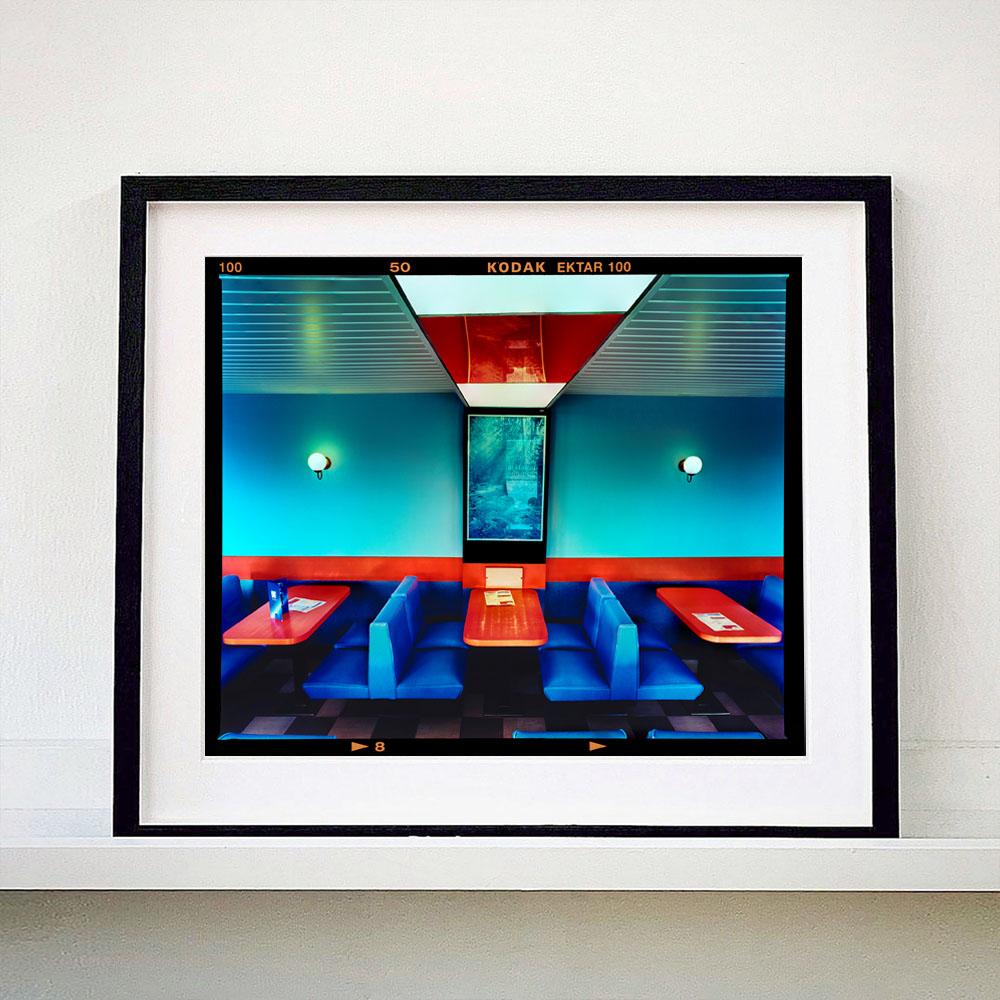 Wimpy, Norfolk - Photographie couleur d'intérieur d'un dîner britannique - Print de Richard Heeps