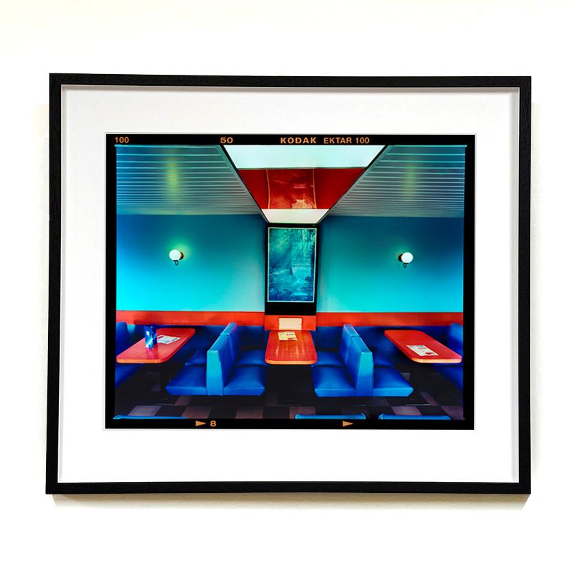 Wimpy, Norfolk - Photographie couleur d'intérieur d'un dîner britannique - Print de Richard Heeps