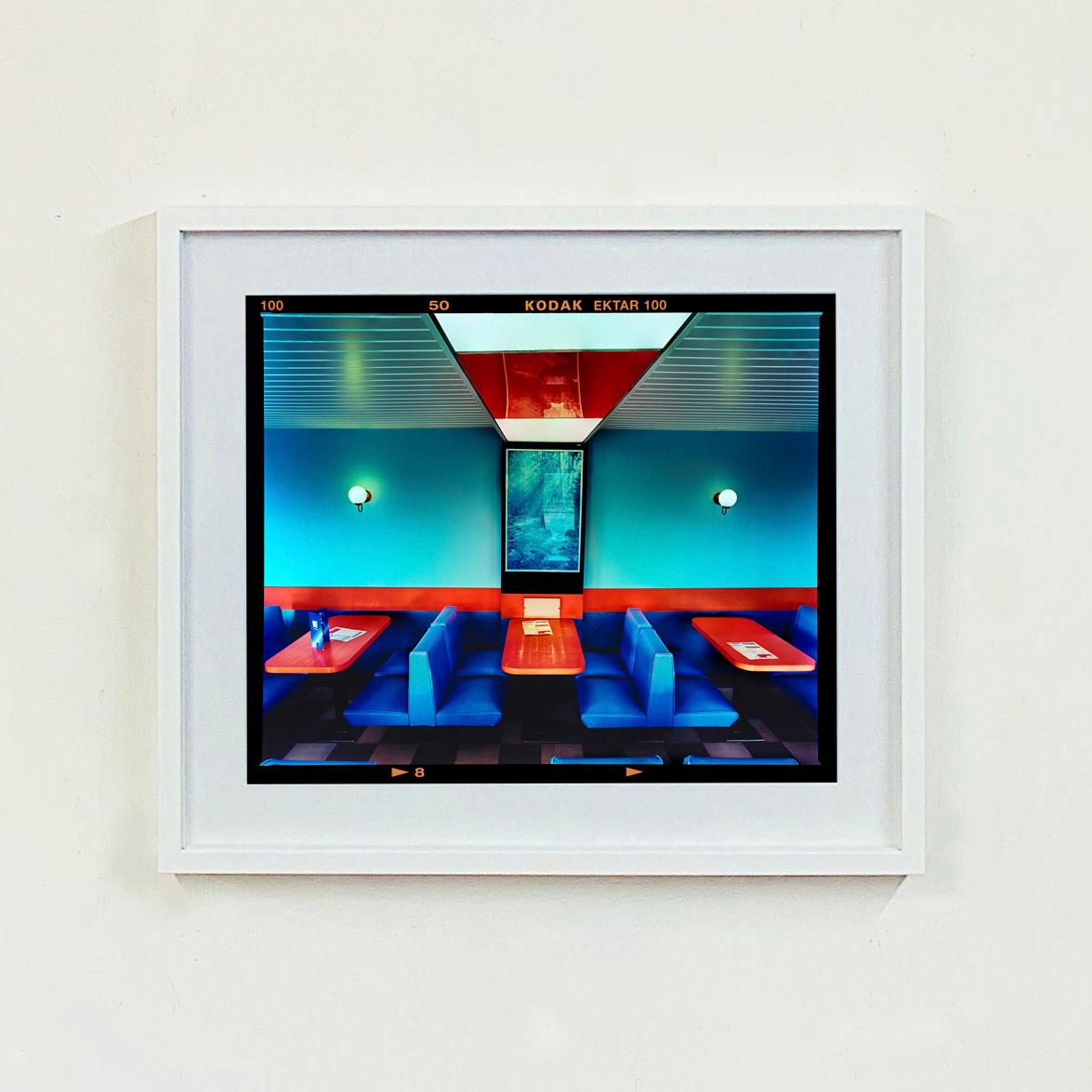 Wimpy, Norfolk - Photographie couleur d'intérieur d'un dîner britannique - Bleu Interior Print par Richard Heeps