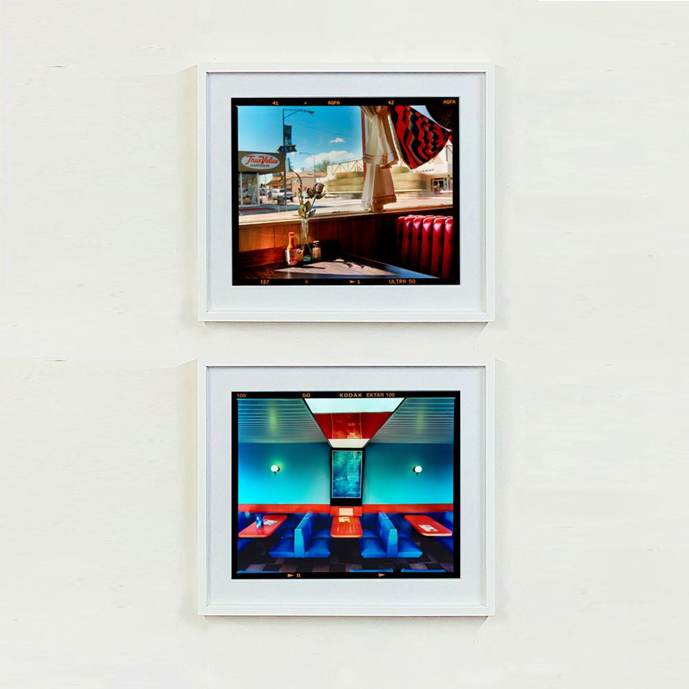 Vintage By, photographie d'intérieur par Richard Heeps. La combinaison intemporelle de sièges bleus et de tables rouges crée une esthétique cinématographique nostalgique.

Cette œuvre est une édition limitée à 25 exemplaires, un tirage