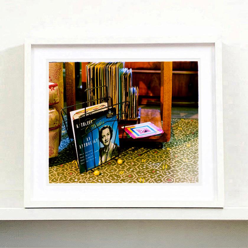 Vinyl-Plattenkollektion, Stockton-on-Tees – britisches Vintage-Interieur-Farbfoto (Zeitgenössisch), Print, von Richard Heeps